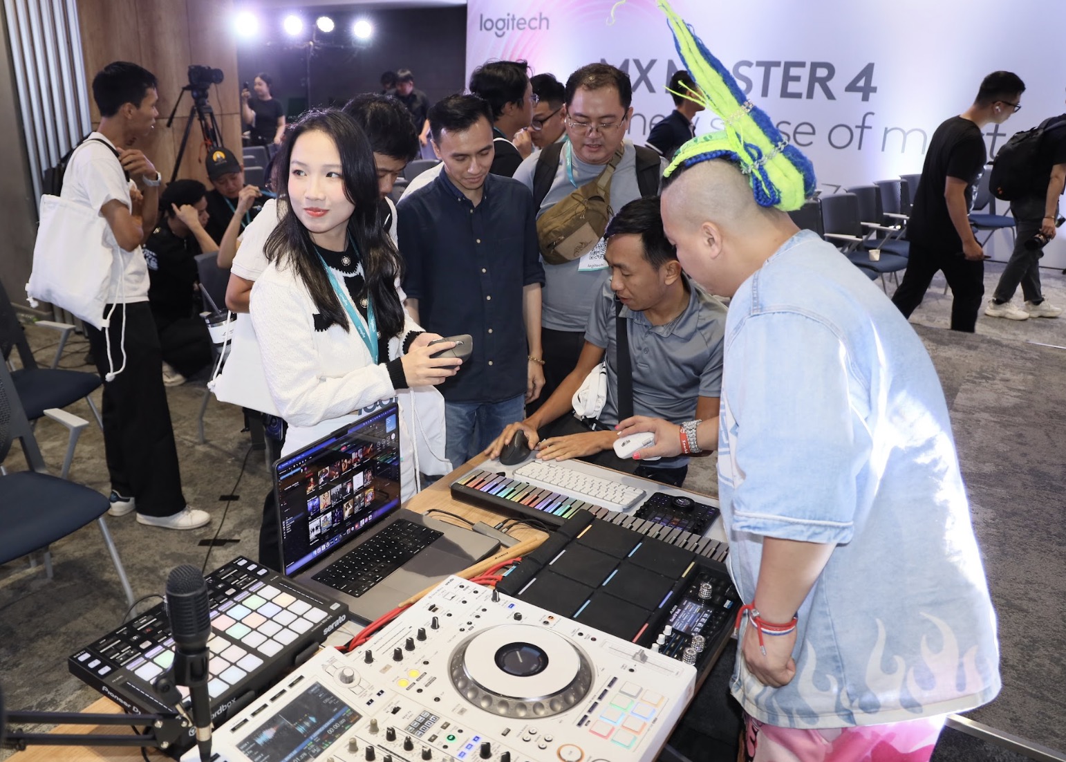 Tại sự kiện ra mắt, Logitech đồng thời công bố chiến dịch sáng tạo “The Masters”, tôn vinh những gương mặt tiêu biểu trong cộng đồng sáng tạo Việt Nam, gồm TK Nguyễn – CEO GAM Entertainment, DJ Bnuts, Hải Võ – đồng sáng lập NUEN Moto, Nguyễn Kiêm Phong – sáng lập Final Cut Lab và Nguyễn Hồng Phúc – chuyên gia trí tuệ nhân tạo. Mỗi người một lĩnh vực, nhưng họ đều chia sẻ niềm tin rằng công nghệ không chỉ là công cụ, mà còn là cầu nối giữa cảm xúc và trí tuệ sáng tạo.