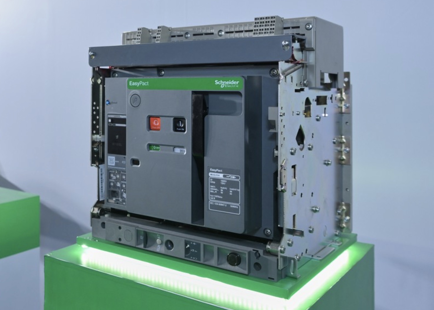 Schneider Electric giới thiệu EasyPact MVS – Máy cắt không khí thế hệ mới an toàn và hiệu quả năng lượng