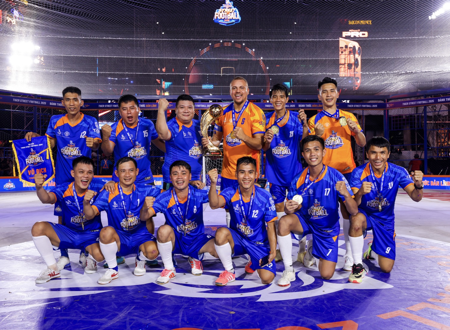 Hai Trường FC 2 cùng huyền thoại Wes Brown đăng quang Tiger Street Football 2025
