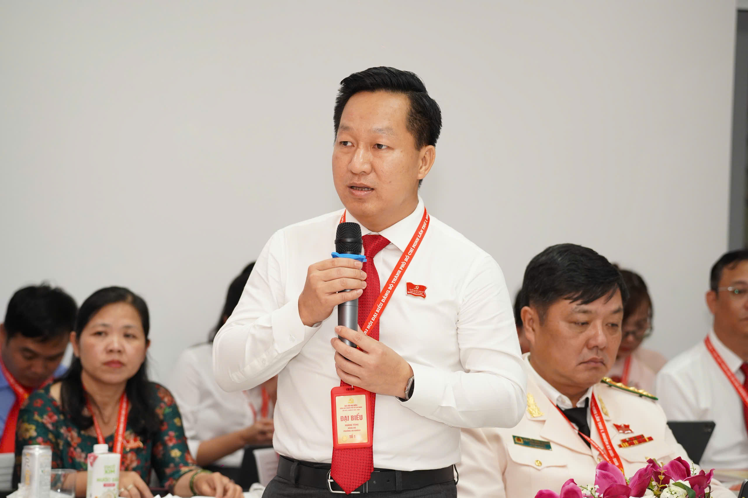 Bí thư Trần Lưu Quang: Nhiệm kỳ này phải chắt chiu mọi điều kiện, phát triển mạnh mẽ metro- Ảnh 2. Bí thư Đảng ủy phường An Khánh Hoàng Tùng nêu ý kiến tại phiên thảo luận - Ảnh: T.V.