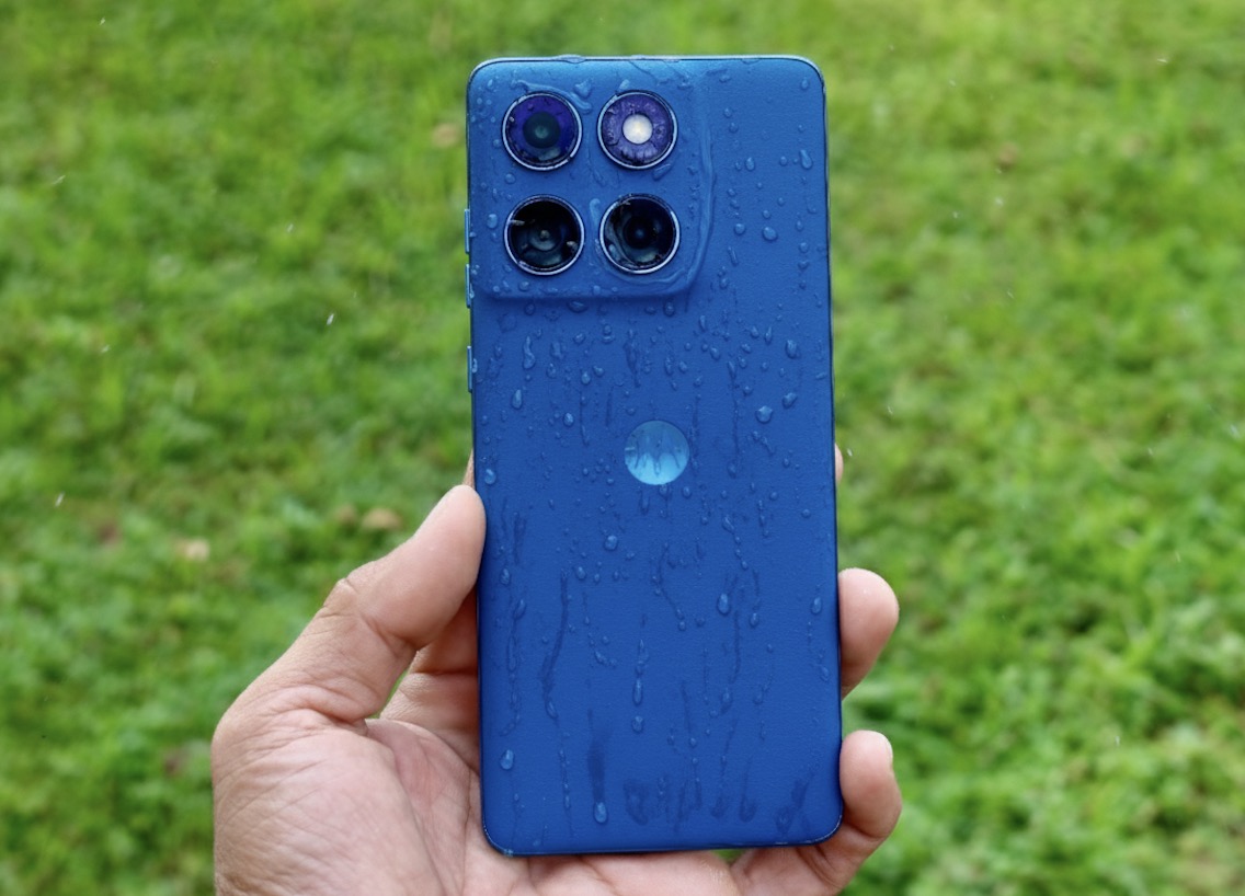 Motorola Edge 60 Fusion là một trong những chiếc smartphone tầm trung hiếm hoi trên thế giới hiện nay đạt chuẩn kháng nước/bụi cao nhất: IP69K (kết hợp IP68 + IP69). Điều này có nghĩa máy không chỉ ngâm được sâu 1,5 m trong nước ngọt suốt 30 phút (IP68) mà còn chịu được vòi phun áp lực cao với nước nóng lên tới 80 °C, lưu lượng 14–16 lít/phút, áp suất 80–100 bar từ khoảng cách chỉ 10–15 cm (IP69K) – tiêu chuẩn vốn chỉ thấy trên các thiết bị công nghiệp hoặc máy rửa xe chuyên dụng.