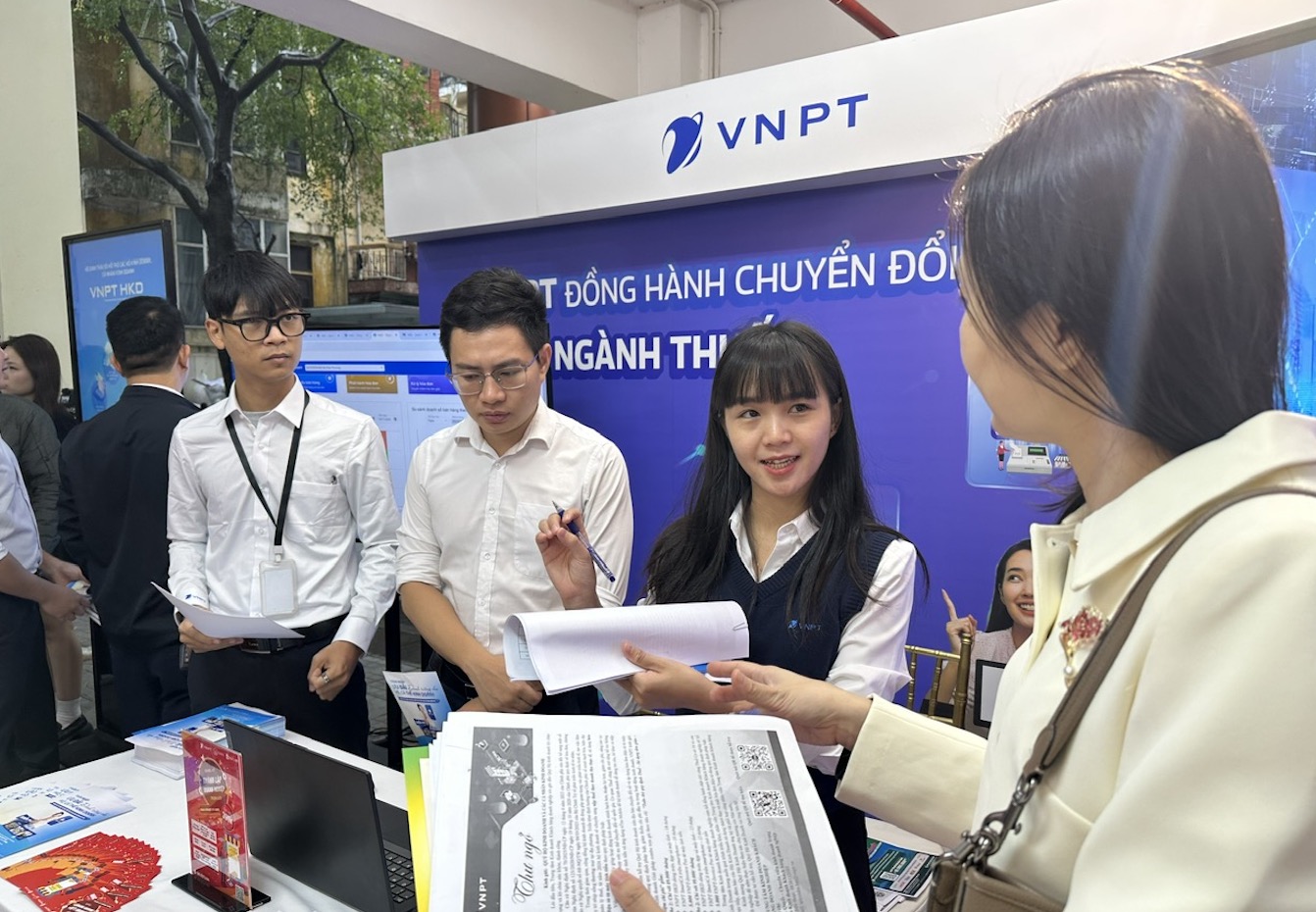 “60 ngày cao điểm” chuyển đổi thuế khoán sang kê khai: Ngành Thuế và VNPT đồng hành cùng hộ kinh doanh