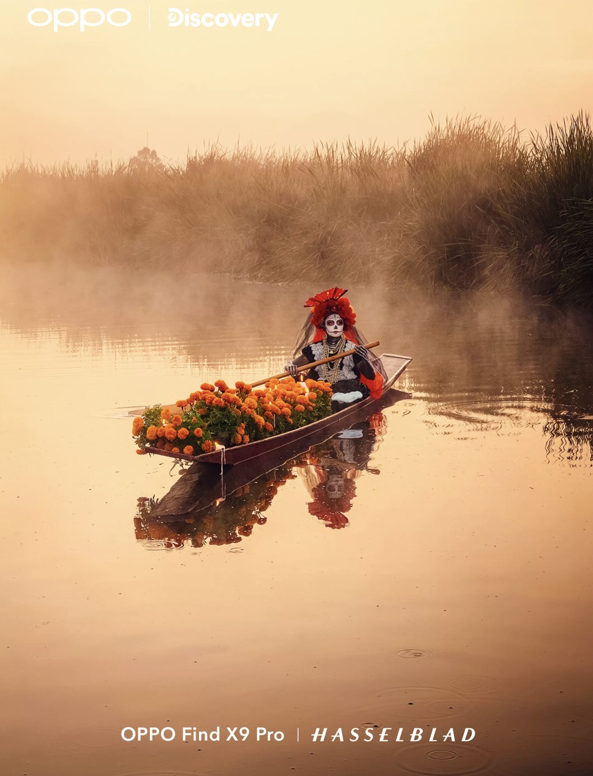 Tại Oaxaca (Mexico), không khí lễ hội Ngày của Người đã Khuất bừng sáng bởi ánh nến, sắc màu và các cuộc diễu hành xuyên đêm. Đây không phải lễ hội của sự buồn bã, mà là dịp sum họp – nơi gia đình kể lại câu chuyện về những người đã mất, qua đó giữ họ sống mãi trong ký ức.