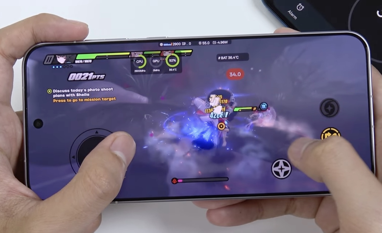 Dimensity 9500 trên Find X9 đạt hơn 2,6 triệu điểm AnTuTu trong thử nghiệm của chúng tôi. Khi chạy Genshin Impact ở mức 120FPS, thiết bị giữ mức nhiệt trung bình 38°C sau khoảng 30 phút, thấp hơn so với thế hệ thiết bị tiền nhiệm nhờ hệ thống AI dự đoán trước các tình huống tăng tải và giảm áp lực cho CPU khi không cần thiết. Game Space phiên bản mới không chỉ tối ưu hiệu năng mà còn tự động chặn thông báo, cân bằng âm thanh và ánh sáng theo từng tựa game, giúp việc chơi game trở nên tập trung hơn.