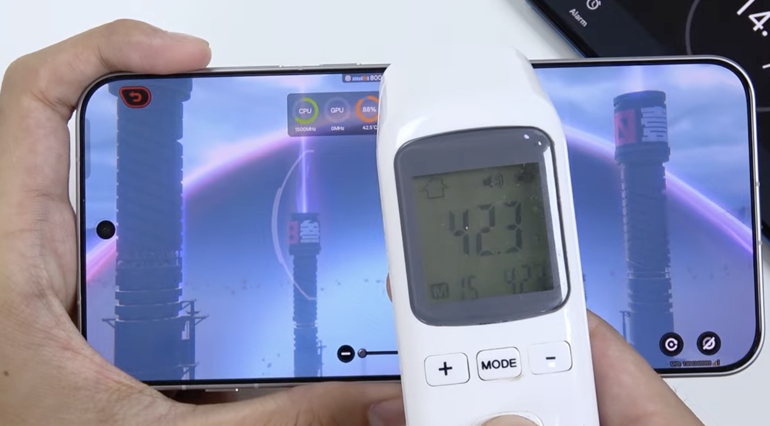 Chơi game nặng liên tục, nhiệt độ dao động từ 35 đến 43 độ C.