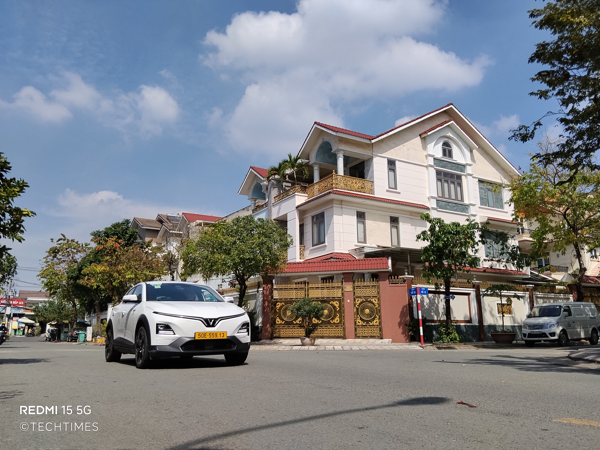 Ảnh ban ngày từ camera chính chi tiết tốt, màu sắc rực rỡ kiểu Xiaomi, dynamic range ổn nhờ HDR tự động. Chân dung xóa phông chính xác, quay video 1080p@30fps ổn định EIS. Tuy nhiên, thiếu ultrawide là điểm trừ lớn, và lens phụ gần như vô dụng.
