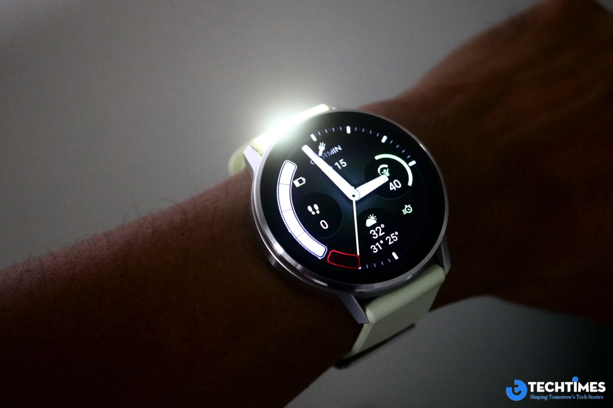 Đánh giá Garmin Venu 4: Smartwatch hoàn hảo với vai trò huấn luyện viên cá nhân cho lối sống lành mạnh TechTimes Vietnam Garmin Venu 4 không quên vai trò của một chiếc đồng hồ thông minh đời sống. Việc tích hợp loa và micro cho phép nghe – gọi trực tiếp trên cổ tay khi kết nối với điện thoại, đủ rõ cho các cuộc gọi ngắn trong môi trường yên tĩnh.