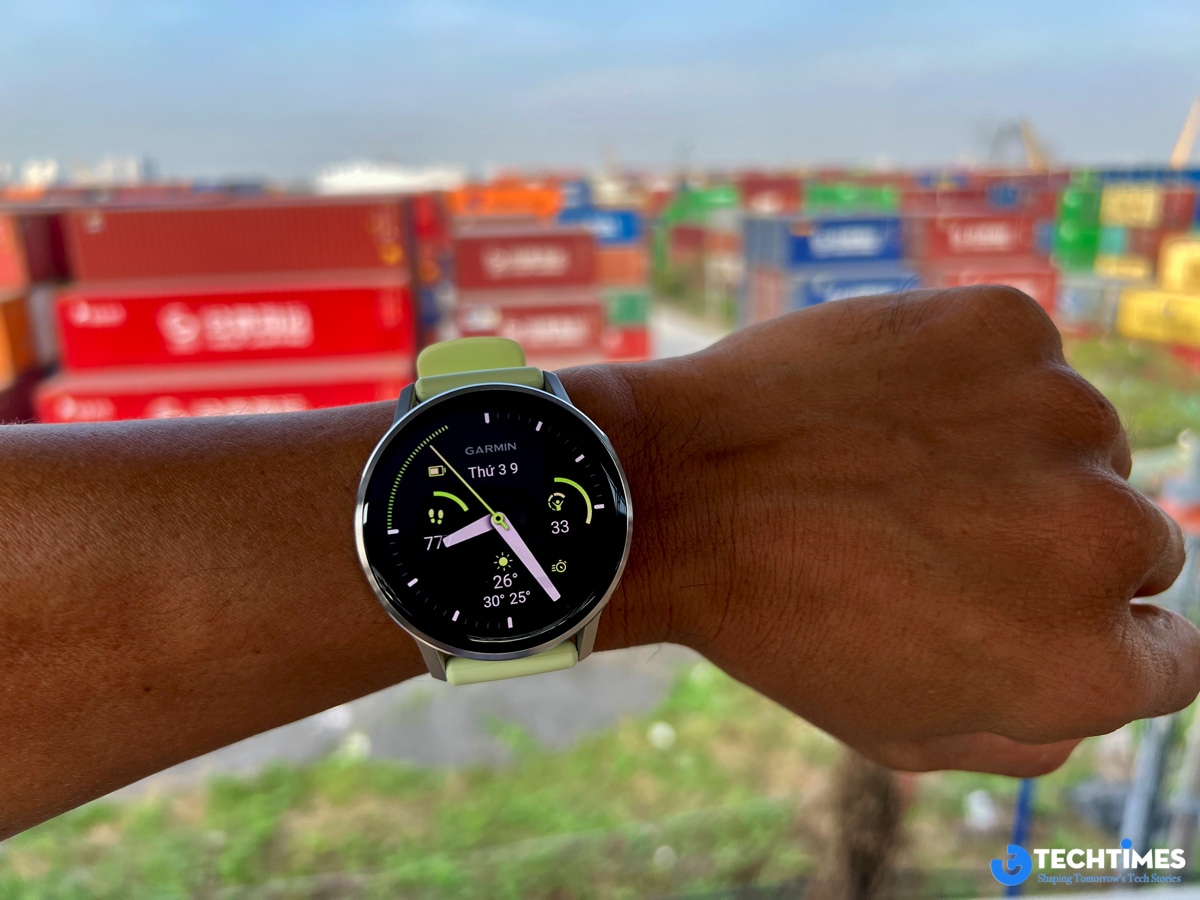 Đánh giá Garmin Venu 4: Smartwatch hoàn hảo với vai trò huấn luyện viên cá nhân cho lối sống lành mạnh TechTimes Vietnam Điểm nhấn lớn nhất trong thiết kế chính là màn hình AMOLED thế hệ mới, với độ sáng lên đến khoảng 2.000 nits – gấp đôi so với Venu 3. Trong trải nghiệm thực tế, sự khác biệt này thể hiện rất rõ khi sử dụng ngoài trời nắng gắt. Nội dung hiển thị vẫn rõ ràng, màu sắc rực rỡ nhưng không bị gắt, trong khi trong môi trường trong nhà, màn hình vẫn duy trì sự dịu mắt cần thiết.