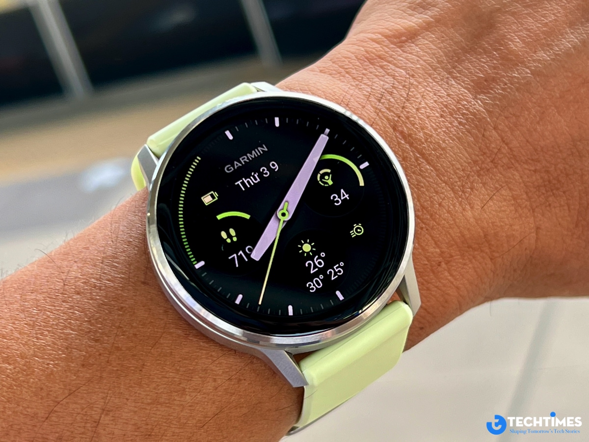 Đánh giá Garmin Venu 4: Smartwatch hoàn hảo với vai trò huấn luyện viên cá nhân cho lối sống lành mạnh TechTimes Vietnam Một thay đổi đáng chú ý là Garmin đã giảm số lượng nút bấm vật lý từ ba xuống còn hai. Sự thay đổi này tưởng chừng nhỏ, nhưng mang lại khác biệt lớn về mặt thẩm mỹ. Venu 4 trông gọn gàng hơn, ít “chất thể thao” hơn và dễ phối với trang phục thường ngày, từ đồ công sở đến trang phục casual.