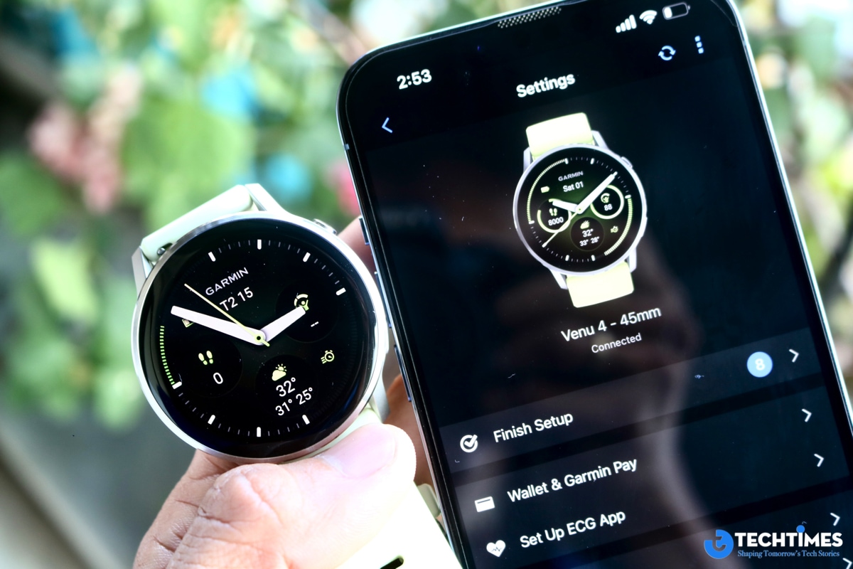 Đánh giá Garmin Venu 4: Smartwatch hoàn hảo với vai trò huấn luyện viên cá nhân cho lối sống lành mạnh TechTimes Vietnam Trải nghiệm mở hộp Garmin Venu 4 vẫn giữ phong cách quen thuộc của hãng. Không cầu kỳ, không phô trương, hộp sản phẩm được thiết kế gọn gàng với tông màu trung tính. Bên trong bao gồm đồng hồ, dây đeo, cáp sạc và tài liệu hướng dẫn. Garmin không chạy theo xu hướng “unboxing trải nghiệm” như nhiều thương hiệu thời trang công nghệ, nhưng chính sự tiết chế này lại phản ánh đúng tinh thần sản phẩm: tập trung vào giá trị sử dụng lâu dài thay vì cảm xúc nhất thời.