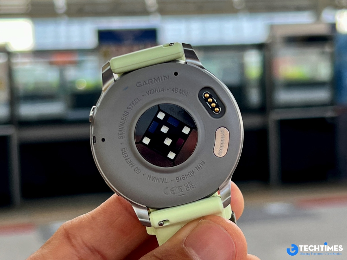 Đánh giá Garmin Venu 4: Smartwatch hoàn hảo với vai trò huấn luyện viên cá nhân cho lối sống lành mạnh TechTimes Vietnam Mặt dưới của đồng hồ là nơi bố trí cổng sạc, các cảm biến bố trí cân đối và thông tin cơ bản về Venu 4.