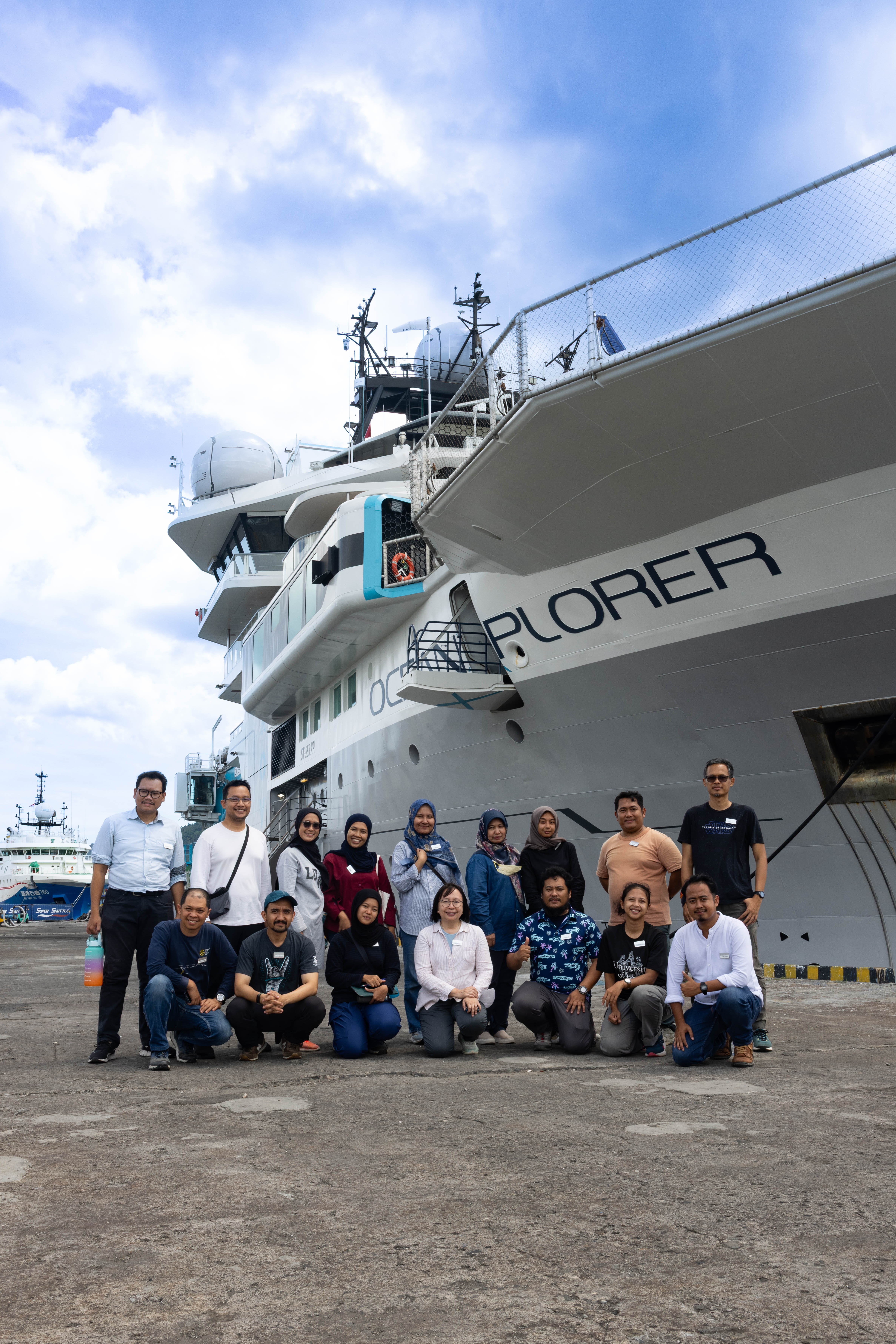 OceanX và BRIN (Indonesia) tiến hành đợt thám hiểm 2 tháng bên dưới Vành đai lửa Thái Bình Dương TechTimes Vietnam Science team members gather in Bitung before boarding OceanXplorer to begin the joint deep-sea expedition led by OceanX and BRIN.