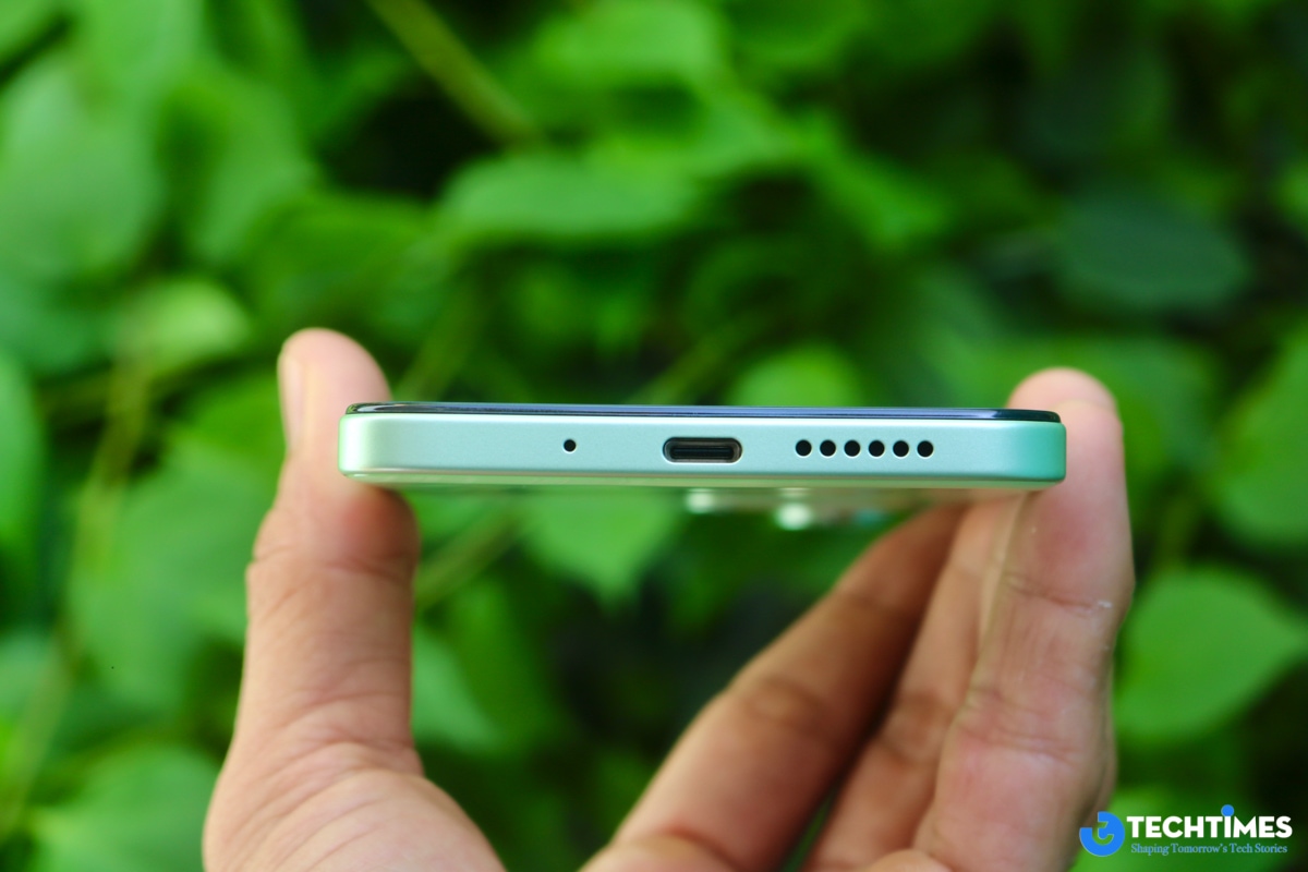 Khe loa ngoài, micro ghi âm và cổng USB-C ở cạnh dưới.