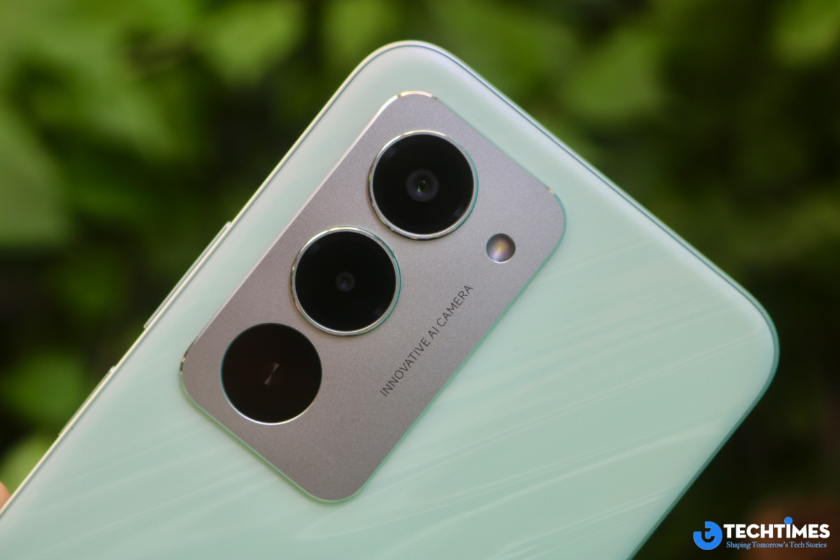 Hệ thống camera sau của REDMI 15 5G khá đơn giản: cảm biến chính 50MP (f/1.8), kèm lens phụ 2MP depth và một vòng trang trí giả lập. Camera trước 8MP hỗ trợ selfie và thoại video.