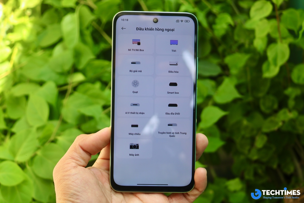 Bù lại, REDMI 15 5G ghi điểm nhờ khả năng kết nối khá đầy đủ so với tầm giá. Máy hỗ trợ Wi-Fi 5 cho kết nối ổn định, Bluetooth 5.1 kèm codec aptX giúp cải thiện chất lượng âm thanh khi dùng tai nghe không dây tương thích. NFC được tích hợp sẵn, mở ra khả năng thanh toán không chạm và kết nối nhanh với các thiết bị ngoại vi. Đặc biệt, cổng hồng ngoại (IR) tiếp tục là “đặc sản” quen thuộc của Xiaomi, cho phép biến smartphone thành điều khiển từ xa cho TV, máy lạnh và nhiều thiết bị gia dụng khác.