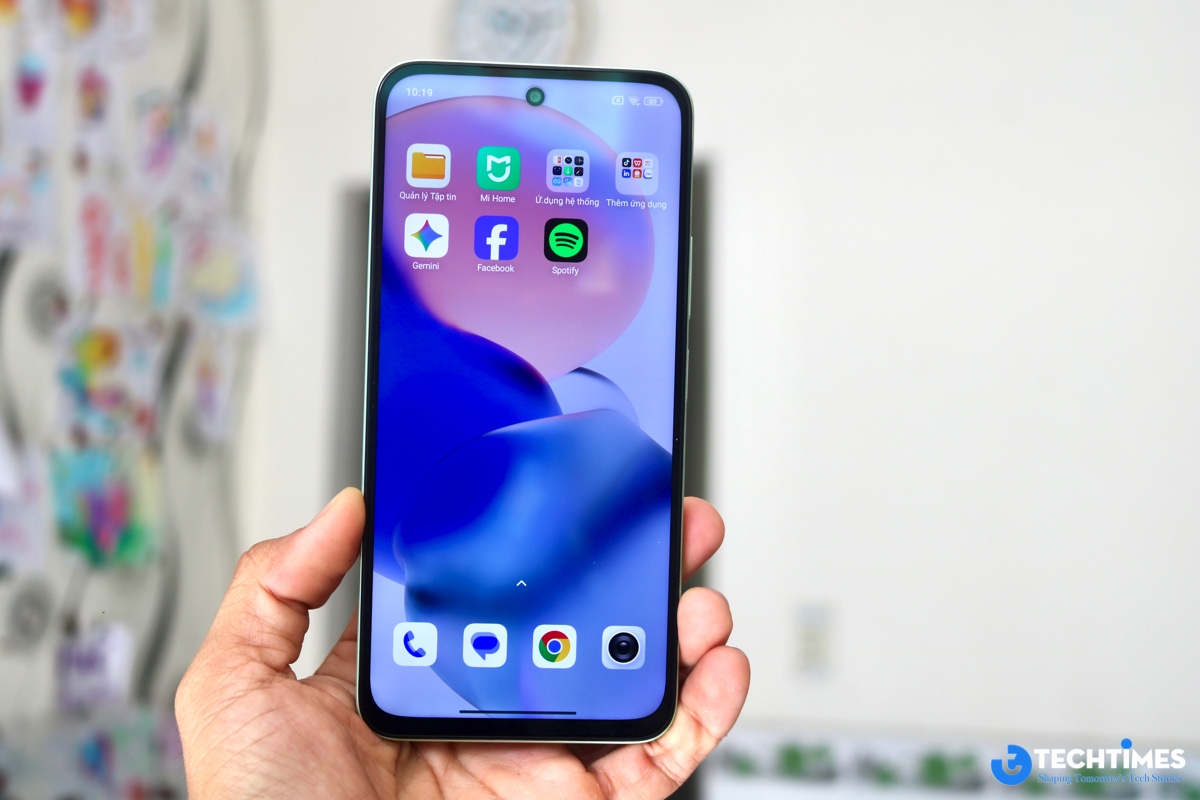 Một trong những điểm nhấn lớn nhất của REDMI 15 5G là màn hình IPS LCD 6.9 inch, độ phân giải FHD+ (2340 x 1080 pixel), mật độ điểm ảnh 374 PPI. Tỷ lệ chiếm màn hình đạt 85.7%, viền bezel khá mỏng ở phân khúc này, mang lại trải nghiệm xem phim, lướt web rộng rãi như một chiếc tablet mini.