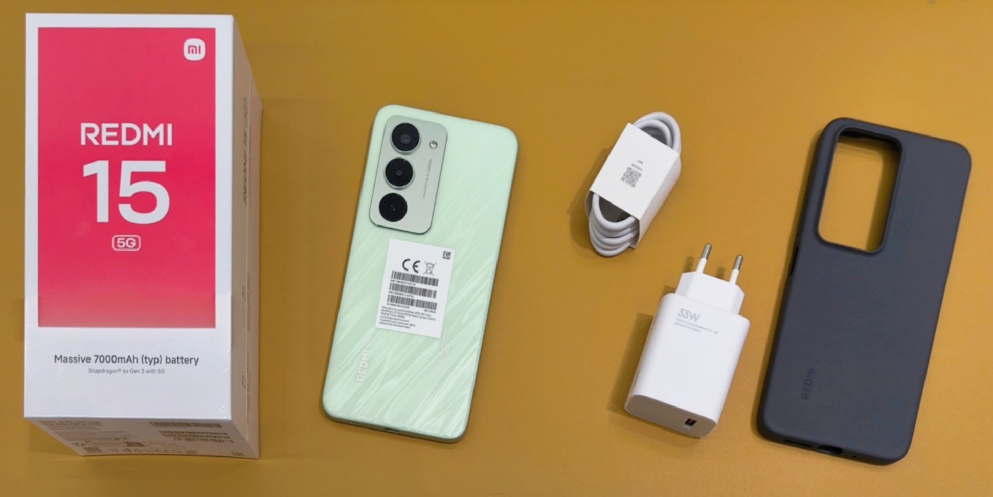 REDMI 15 5G không hướng đến sự nhỏ gọn hay thanh lịch kiểu flagship. Với kích thước 169.5 x 80.5 x 8.4 mm và trọng lượng 217g, máy mang dáng dấp của một "phablet" thực thụ – sự kết hợp giữa smartphone và tablet nhỏ. Đây là cái giá phải trả để nhồi nhét viên pin 7000mAh khổng lồ, nhưng Xiaomi đã khéo léo tối ưu để máy không quá cồng kềnh khi cầm nắm lâu dài.