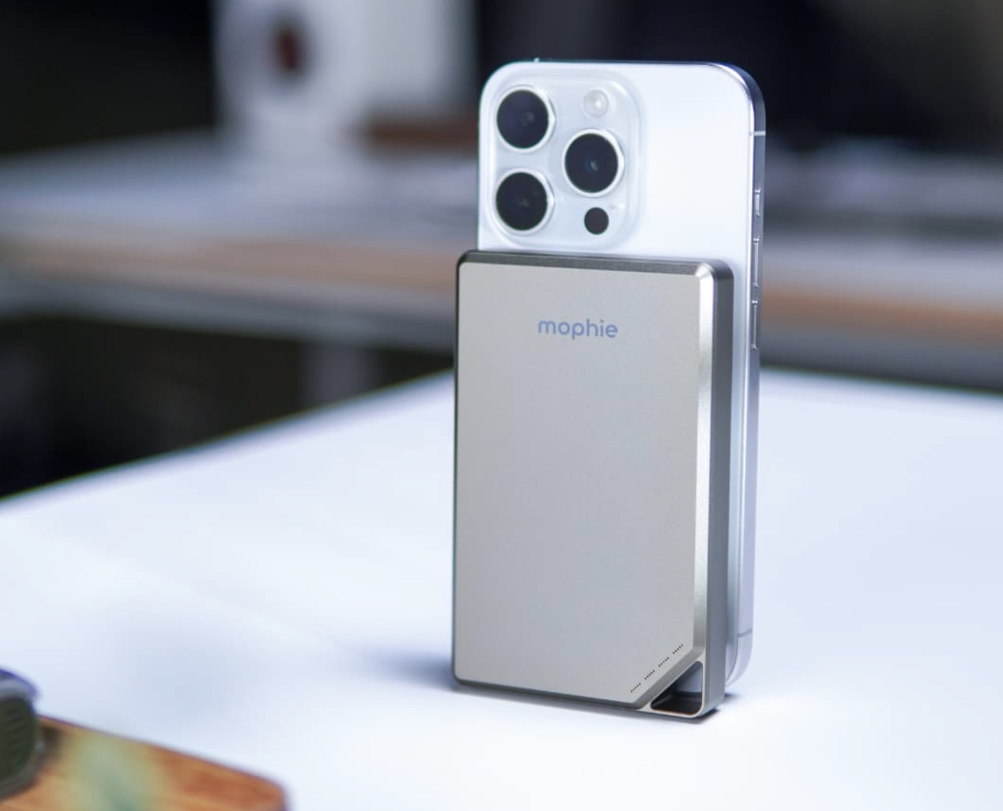 Một "át chủ bài" khác là hiệu suất sạc thông minh: Hỗ trợ sạc nhanh cho iPhone lên 50% chỉ trong 30 phút (khi kết hợp wired), và tích hợp bảo vệ quá nhiệt, quá tải để an toàn cho thiết bị. Với giá khoảng 1,5 triệu đồng thông qua nhà phân phối DTR, Snap+ Metallic mang đến giá trị vượt trội so với đối thủ như Anker Nano hay Belkin BoostCharge, nhờ độ bền metallic và tiện ích stand – không chỉ là sạc pin mà còn là phụ kiện đa năng. TechTimes công nhận đây là "tốt nhất" nhờ phản hồi từ người dùng: "Nó giữ điện thoại ở vị trí tiện lợi và pin duy trì lâu ngày" (từ đánh giá thực tế), phù hợp cho gia đình trẻ hay freelancer Việt cần sạc "không dây" giữa lịch trình dày đặc.