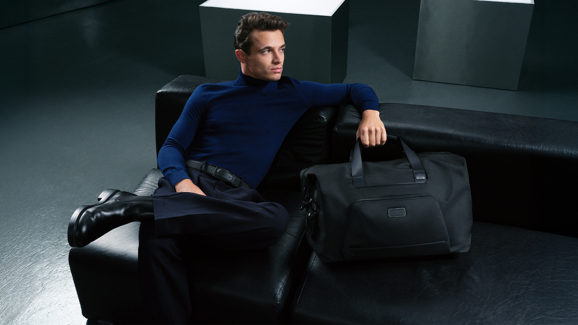 TUMI Ra Mắt Thế Hệ Tiếp Theo Của Bộ Sưu Tập TUMI Alpha Với Các Chiến Dịch Có Sự Góp Mặt Của Các Ngôi Sao Lando Norris Và Ngụy Đại Huân TechTimes Vietnam Lando Norris và Túi du lịch mở rộng gấp đôi màu Đen