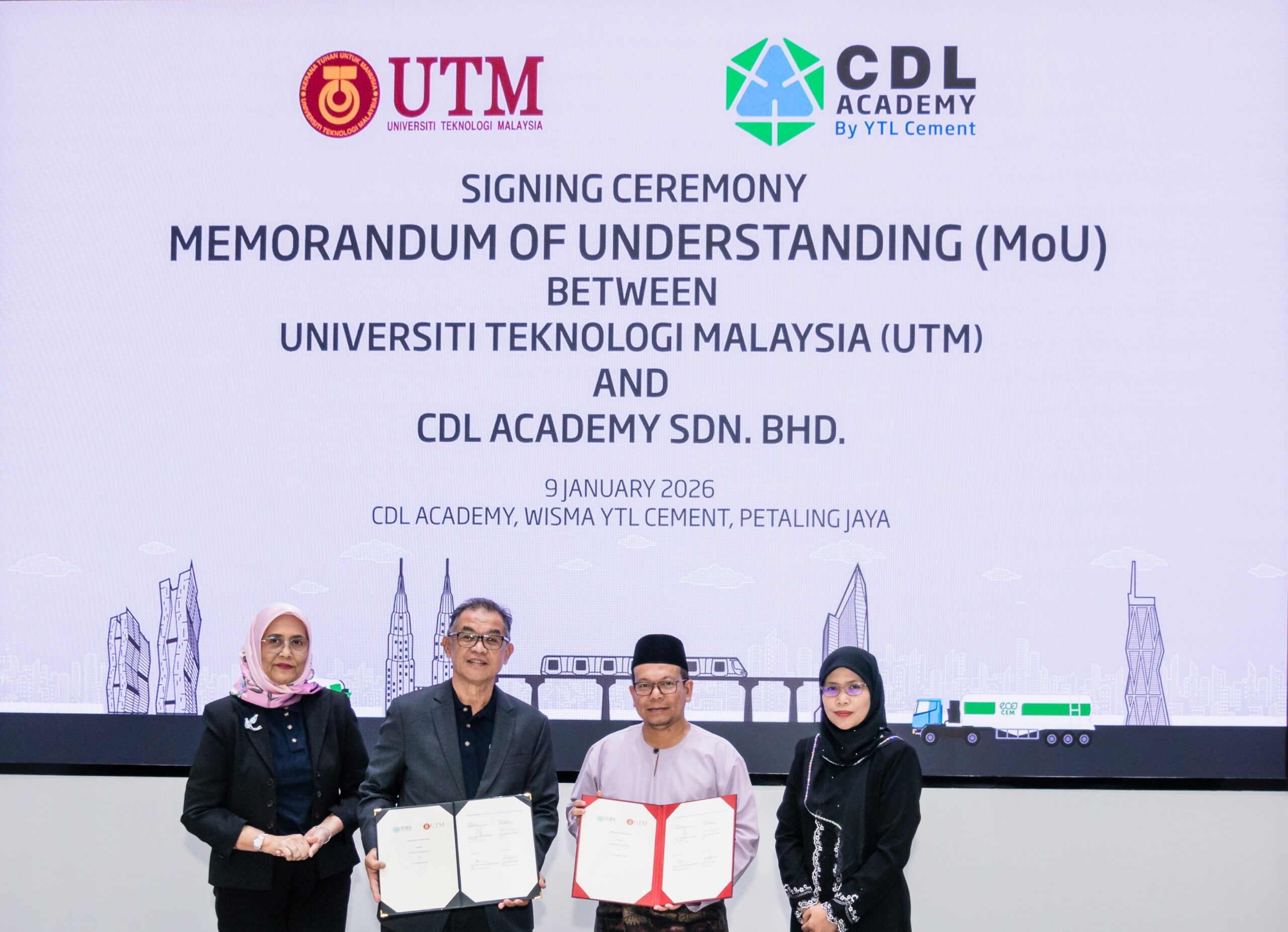 Học viện CDL (thuộc YTL) hợp tác với Đại học Công nghệ Malaysia (UTM) để phát triển nhân tài kỹ thuật (from left to right): Datuk Aziyah Mohamed, Co-chairman of CDL Academy Sdn. Bhd., Dato’ Sr. Mohd Zaid Zakaria, Chairman of CDL Academy Sdn. Bhd., Prof. Dr. Mohd Shafry Bin Mohd Rahim, Vice-Chancellor of Universiti Teknologi Malaysia, and Associate Professor Ir. Dr. Noor Nabilah Sarbini, Director, Forensic Engineering Centre of Universiti Teknologi Malaysia during the Memorandum of Understanding signing ceremony between CDL Academy Sdn. Bhd. and Universiti Teknologi Malaysia.