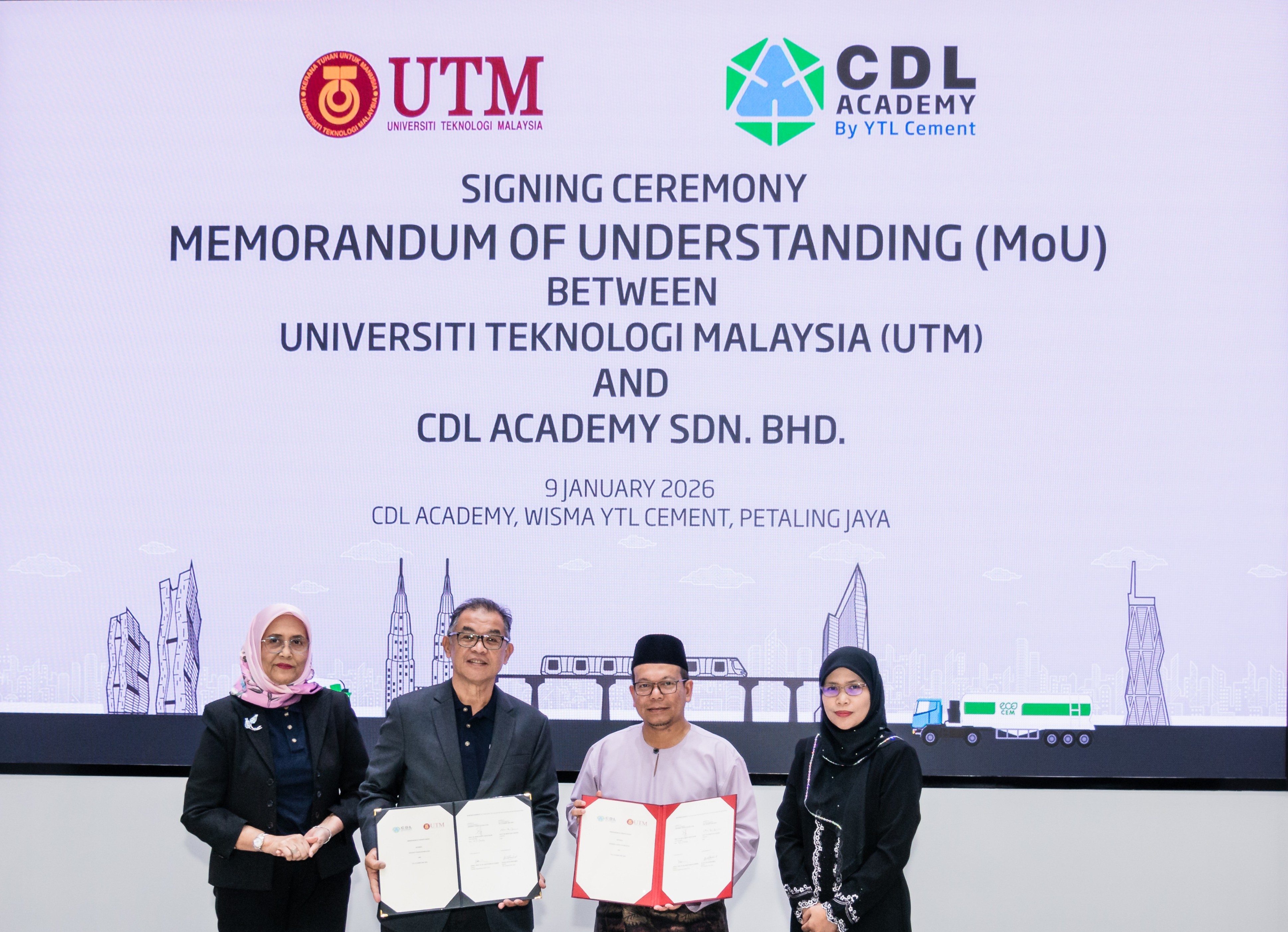 Học viện CDL (thuộc YTL) hợp tác với Đại học Công nghệ Malaysia (UTM) để phát triển nhân tài kỹ thuật TechTimes Vietnam (from left to right): Datuk Aziyah Mohamed, Co-chairman of CDL Academy Sdn. Bhd., Dato’ Sr. Mohd Zaid Zakaria, Chairman of CDL Academy Sdn. Bhd., Prof. Dr. Mohd Shafry Bin Mohd Rahim, Vice-Chancellor of Universiti Teknologi Malaysia, and Associate Professor Ir. Dr. Noor Nabilah Sarbini, Director, Forensic Engineering Centre of Universiti Teknologi Malaysia during the Memorandum of Understanding signing ceremony between CDL Academy Sdn. Bhd. and Universiti Teknologi Malaysia.