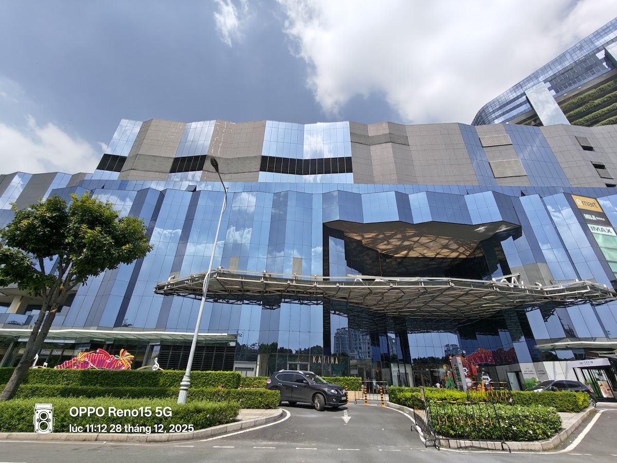 Đánh giá OPPO Reno15 Series: Chuyên gia chân dung AI với camera tiệm cận flagship, thiết kế thời trang và trải nghiệm bền bỉ TechTimes Vietnam Song song đó, camera góc siêu rộng 50MP mang đến sự linh hoạt cần thiết cho nhiều bối cảnh sử dụng. Từ chụp phong cảnh, kiến trúc đến ảnh nhóm đông người, ống kính này đảm bảo góc nhìn rộng nhưng vẫn giữ được độ chi tiết và màu sắc đồng nhất với camera chính. Việc OPPO sử dụng độ phân giải tương đương cho các ống kính cũng giúp trải nghiệm chụp ảnh trở nên nhất quán hơn, hạn chế tình trạng chất lượng ảnh bị “tụt” khi người dùng chuyển đổi giữa các tiêu cự.