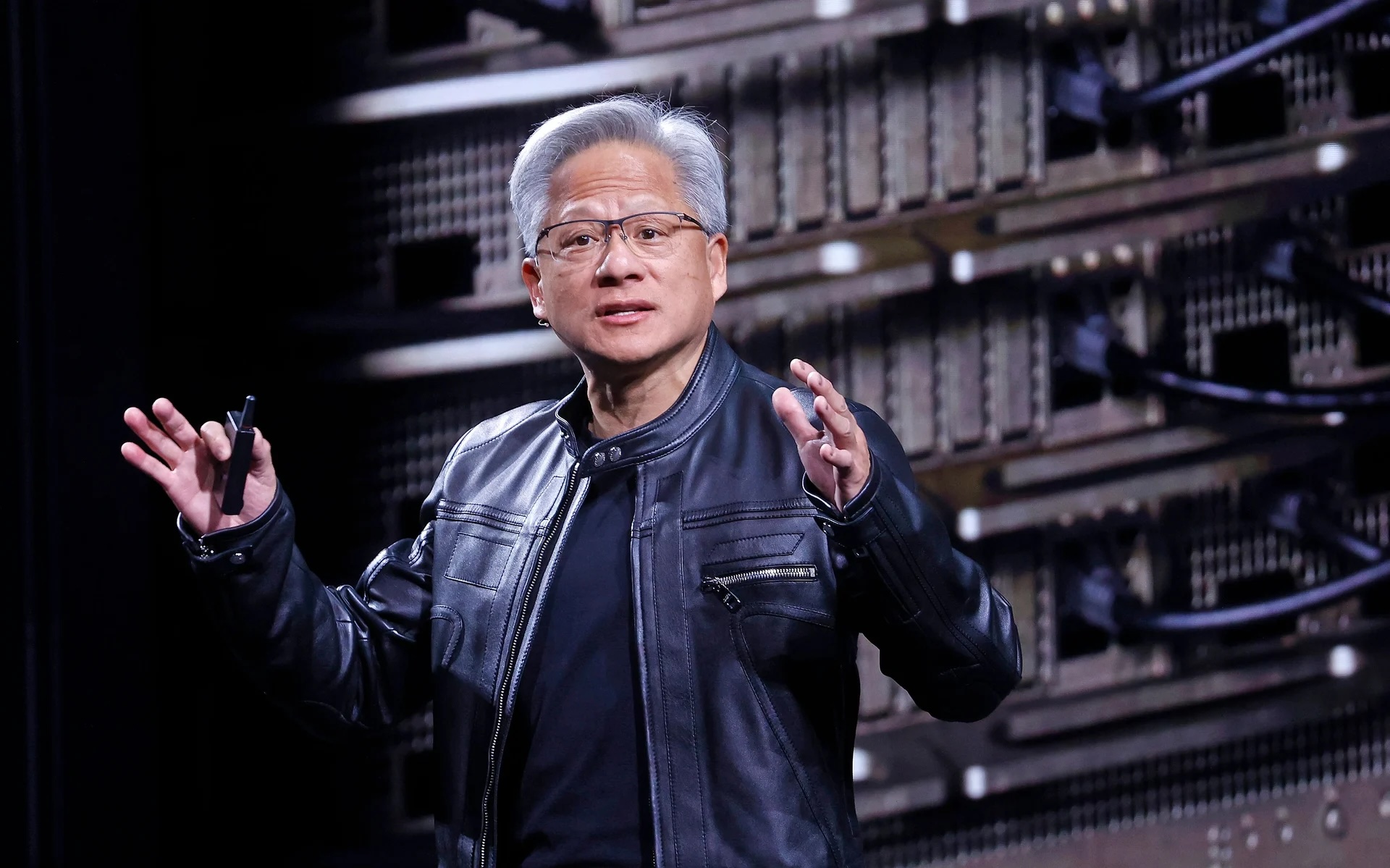 CEO NVIDIA Jensen Huang kêu gọi ngừng thổi phồng rủi ro AI, tập trung vào lợi ích xã hội