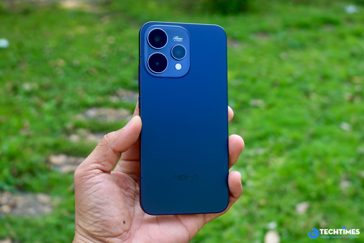 Đánh giá OPPO Reno15 Series: Chuyên gia chân dung AI với camera tiệm cận flagship, thiết kế thời trang và trải nghiệm bền bỉ TechTimes Vietnam Nhìn chung, xét về thiết kế, Reno15 5G và Reno15 Pro 5G cùng chia sẻ ngôn ngữ tạo hình hiện đại với thân máy mỏng nhẹ, mặt lưng kính lấy cảm hứng từ hiệu ứng “mưa sao băng” bắt sáng theo từng chuyển động, nhưng vẫn có những khác biệt đủ rõ để phân tách hai phiên bản. Reno15 5G hướng đến sự trẻ trung và năng động, với các tùy chọn màu sắc tươi sáng, cảm giác cầm nắm gọn gàng, phù hợp cho người dùng yêu thích sự nhẹ nhàng và linh hoạt hằng ngày.