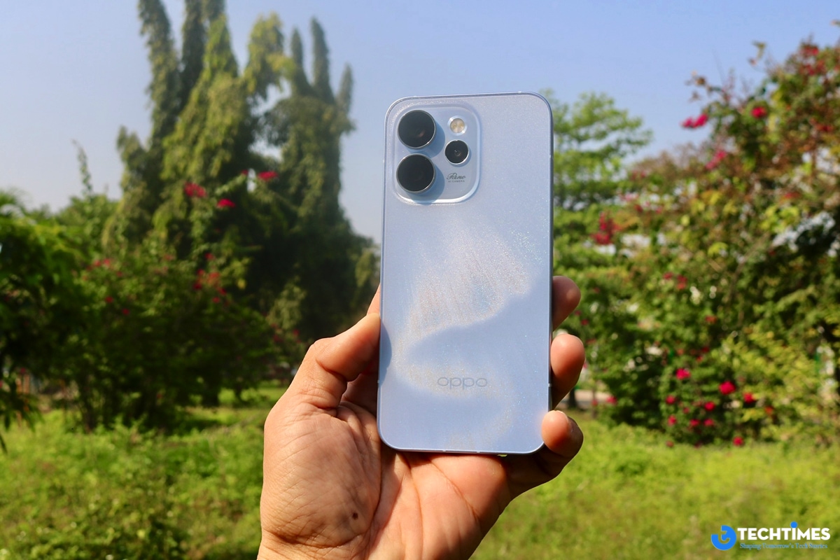 Đánh giá OPPO Reno15 Series: Chuyên gia chân dung AI với camera tiệm cận flagship, thiết kế thời trang và trải nghiệm bền bỉ TechTimes Vietnam Ngay từ cái nhìn đầu tiên, Reno15 Series tạo được dấu ấn rõ ràng nhờ thiết kế mặt lưng kính lấy cảm hứng từ hiện tượng mưa sao băng. Thay vì những bề mặt phẳng đơn điệu, OPPO sử dụng hiệu ứng lấp lánh đa lớp, cho phép ánh sáng phản chiếu theo từng chuyển động của tay cầm. Điều này tạo ra cảm giác thiết bị luôn “chuyển động”, sống động và trẻ trung – đúng tinh thần mà dòng Reno hướng tới.