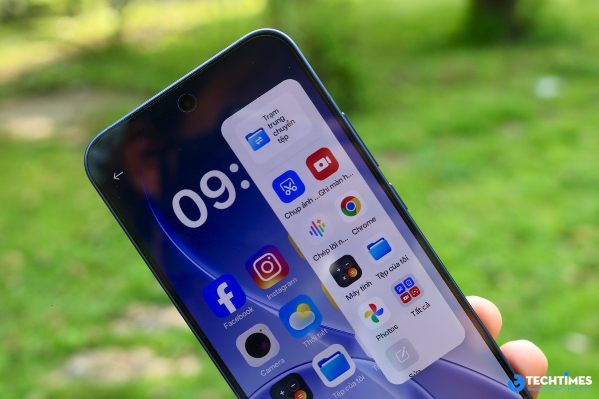 Phá vỡ định kiến Android: ColorOS 16 trên OPPO Reno15 Series và trải nghiệm cao cấp dành cho người dùng Việt TechTimes Vietnam Những chi tiết như màn hình khóa 3D, hệ thống icon đồng bộ hay app drawer được sắp xếp thông minh giúp người dùng nhanh chóng làm quen, kể cả với những ai từng sử dụng iPhone trong thời gian dài. Đáng chú ý, AI Mind Space trở thành điểm nhấn đáng giá: chỉ với thao tác vuốt ba ngón tay, người dùng có thể “gom” lại nội dung đang xem – từ hình ảnh, đoạn hội thoại đến bài viết – vào một không gian riêng, nơi AI tự động phân loại và gợi ý khi cần tra cứu. Đây là kiểu tính năng rất phù hợp với thói quen tiêu thụ và lưu trữ thông tin liên tục của Gen Z.