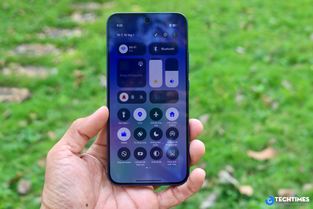 Phá vỡ định kiến Android: ColorOS 16 trên OPPO Reno15 Series và trải nghiệm cao cấp dành cho người dùng Việt TechTimes Vietnam Một trong những rào cản tâm lý lớn nhất khiến Gen Z dè dặt với Android đến từ cảm giác “quá tải”: giao diện nhiều lớp, quá nhiều tùy chọn và cách sắp xếp thiếu sự tinh gọn, dễ gây rối trong quá trình sử dụng hằng ngày. Với những người đã quen với iOS – nơi mọi thứ được giản lược tối đa – Android thường bị gắn mác phức tạp và khó làm quen, đặc biệt ở phân khúc tầm trung.
Thực tế, ColorOS 16 cho thấy OPPO đang đi theo một hướng tiếp cận hoàn toàn khác. Ngôn ngữ thiết kế Luminous Design được xây dựng dựa trên cảm hứng từ ánh sáng tự nhiên, kết hợp hiệu ứng mờ, chiều sâu và các lớp chuyển sắc tinh tế, tạo nên cảm giác cao cấp nhưng nhẹ nhàng. Tổng thể giao diện được tiết chế vừa đủ, loại bỏ sự rườm rà thường thấy, mang lại trải nghiệm gọn gàng và dễ chịu hơn nhiều so với những định kiến cũ về Android.
Những chi tiết như màn hình khóa 3D, hệ thống icon đồng bộ hay app drawer được sắp xếp thông minh giúp người dùng nhanh chóng làm quen, kể cả với những ai từng sử dụng iPhone trong thời gian dài. Đáng chú ý, AI Mind Space trở thành điểm nhấn đáng giá: chỉ với thao tác vuốt ba ngón tay, người dùng có thể “gom” lại nội dung đang xem – từ hình ảnh, đoạn hội thoại đến bài viết – vào một không gian riêng, nơi AI tự động phân loại và gợi ý khi cần tra cứu. Đây là kiểu tính năng rất phù hợp với thói quen tiêu thụ và lưu trữ thông tin liên tục của Gen Z.
Ở khía cạnh đa nhiệm, Reno15 Series thể hiện đúng tinh thần của một nền tảng Android hiện đại. Việc vừa quay video, chỉnh sửa ảnh bằng AI, vừa trả lời tin nhắn hay lướt mạng xã hội diễn ra mượt mà, không xuất hiện cảm giác khựng hay phải tải lại ứng dụng. Dung lượng pin lớn, từ 6.200 mAh đến 7.000 mAh, kết hợp sạc nhanh 80W, giúp trải nghiệm sử dụng liền mạch suốt cả ngày dài, đáp ứng nhịp sống năng động của người dùng trẻ.