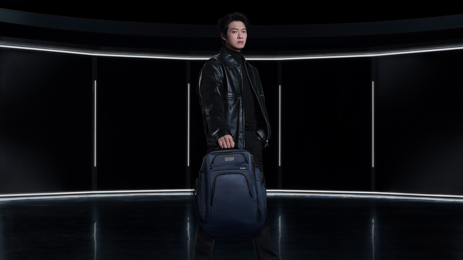 TUMI Ra Mắt Thế Hệ Tiếp Theo Của Bộ Sưu Tập TUMI Alpha Với Các Chiến Dịch Có Sự Góp Mặt Của Các Ngôi Sao Lando Norris Và Ngụy Đại Huân TechTimes Vietnam Ngụy Đại Huân cùng với balo TUMI Brief Pack™ phiên bản Xanh Navy trong BST Alpha