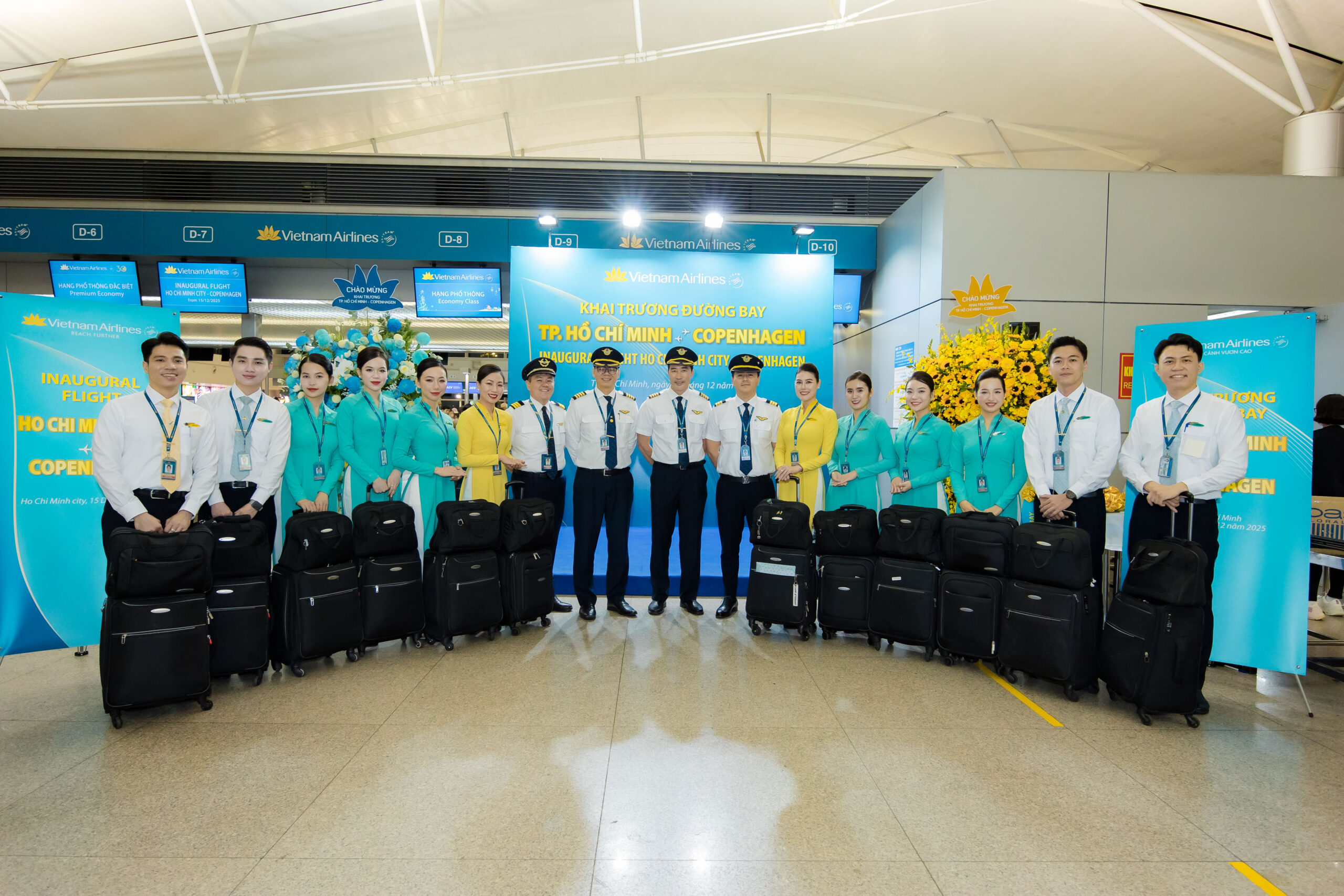 Vietnam Airlines chính thức khai trương đường bay thẳng giữa TP.Hồ Chí Minh và Copenhagen, Đan Mạch Vietnam Airlines flight crew on the first Ho Chi Minh City–Copenhagen flight.