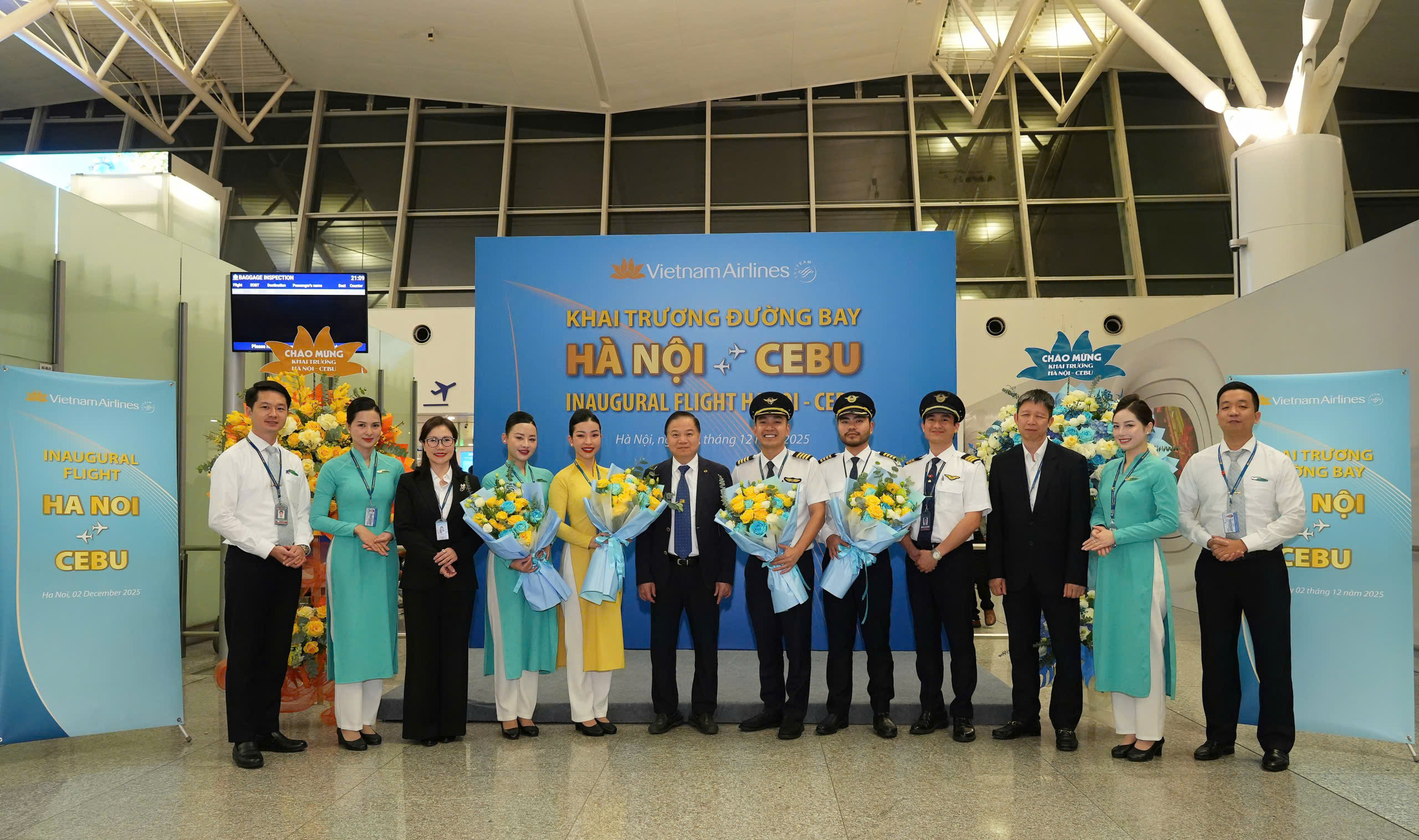 Vietnam Airlines chính thức mở đường bay thẳng giữa Hà Nội và Cebu (Philippines) The entire crew of the inaugural flight from Hanoi to Cebu.