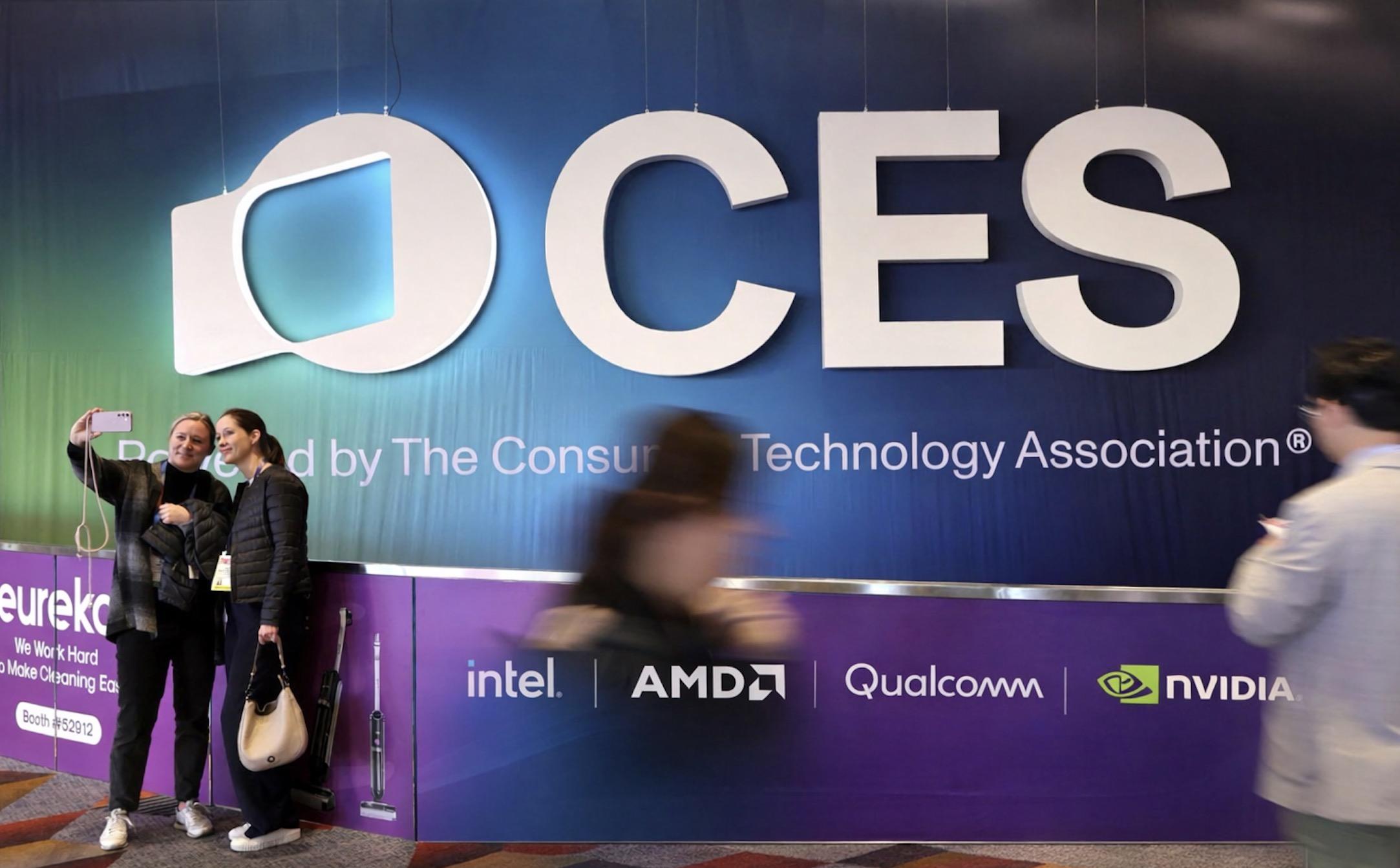 Cuộc đua chip tại CES 2026: Intel, AMD, Nvidia và Snapdragon sẽ mang gì đến cho PC thế hệ mới? TechTimes Vietnam Tính đến thời điểm trước thềm CES 2026, hai trong bốn cái tên lớn đã lộ diện kế hoạch cho laptop: Intel với thế hệ Core Ultra mới mang tên Panther Lake, và Qualcomm với nền tảng Snapdragon Elite X2 dành cho Windows on Arm. AMD vẫn giữ kín quân bài laptop, dù lộ trình dự kiến đã phần nào xuất hiện qua các tài liệu và rò rỉ trước đó. Trong khi đó, Nvidia tiếp tục là ẩn số lớn, đặc biệt ở mảng PC truyền thống.