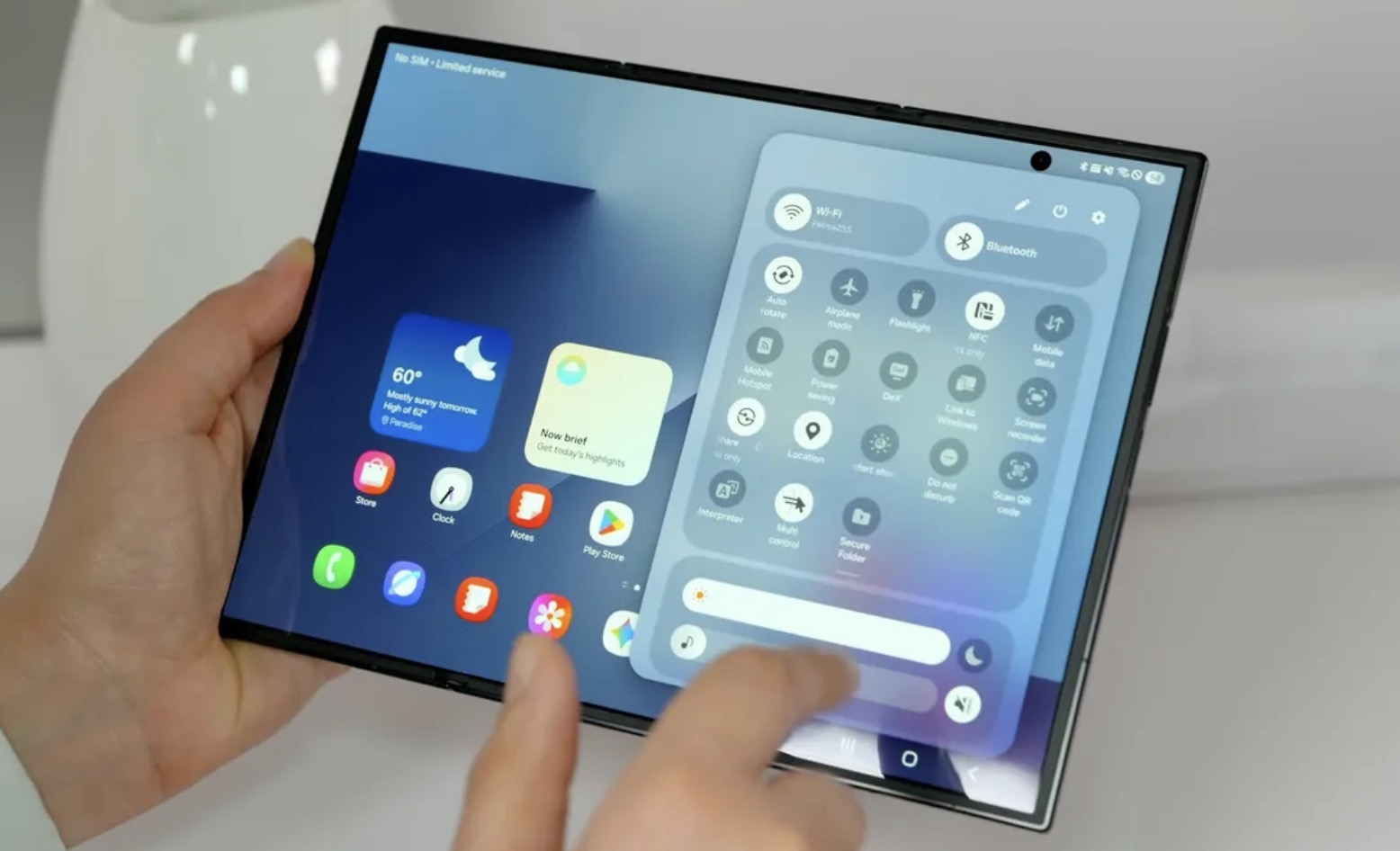 CES 2026: Samsung Galaxy Z TriFold: Khi điện thoại gập tiến gần hơn đến thiết kế '2-trong-1' đúng nghĩa TechTimes Vietnam Điểm đáng chú ý của Galaxy Z TriFold không nằm ở việc chạy đua độ mỏng hay tạo hiệu ứng thị giác choáng ngợp. Khi mở ra, thiết bị đạt độ mỏng từ 3,9 mm đến 4,2 mm (chưa tính cụm camera), đủ để mang lại cảm giác thanh thoát và tự nhiên khi sử dụng. Trọng lượng 309 gram nghe có vẻ lớn trên thông số, nhưng trong thực tế lại không tạo cảm giác nặng nề khi cầm lâu.