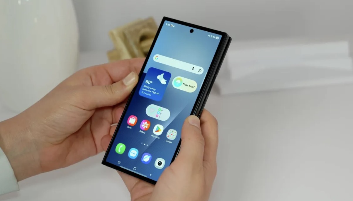CES 2026: Samsung Galaxy Z TriFold: Khi điện thoại gập tiến gần hơn đến thiết kế '2-trong-1' đúng nghĩa TechTimes Vietnam Khi đặt Galaxy Z TriFold cạnh Galaxy Z Fold 7, sự khác biệt trở nên rõ ràng. Dù Fold 7 vẫn mang lại trải nghiệm xem nội dung lớn hơn điện thoại thông thường, nhưng TriFold tạo cảm giác “tablet” rõ rệt hơn khi mở ra hoàn toàn. Khả năng chạy đồng thời ba ứng dụng trên cả hai thiết bị là tương đương, song với không gian hiển thị lớn hơn, TriFold giúp việc đa nhiệm trở nên thoải mái và ít thỏa hiệp hơn.