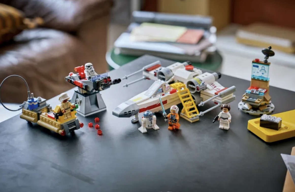 Bộ lắp ráp Luke’s Red Five X-Wing gồm 584 mảnh ghép, bao gồm một viên gạch thông minh, năm thẻ thông minh và hai mô hình nhân vật nhỏ thông minh. Ảnh: Lego