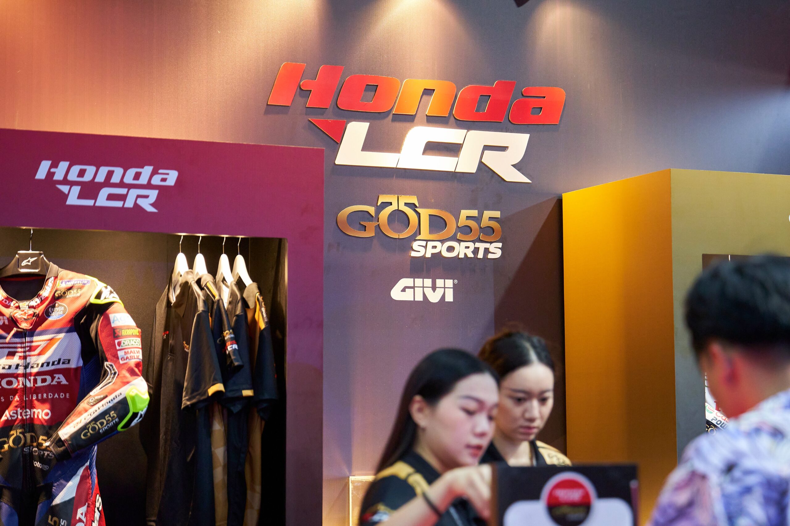 Honda LCR hợp tác với GOD55 Sports tổ chức các hoạt động quảng bá, phục vụ người hâm mộ Honda LCR x GOD55 Sports logo at the MotoGP Launch booth