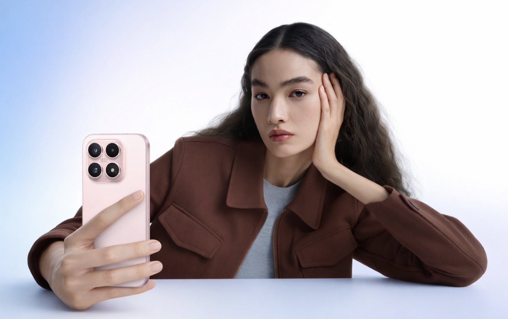 Phiên bản tiêu chuẩn Xiaomi 17 hướng đến sự cân bằng giữa hiệu năng và tính di động. Hệ thống ba camera Leica bao gồm ống kính Summilux khẩu độ f/1.67 kết hợp cảm biến Light Fusion 950, hỗ trợ thu sáng tốt hơn trong điều kiện phức tạp. Camera tele 60mm 50MP hỗ trợ chụp macro 10cm, trong khi camera siêu rộng và camera trước đều đạt độ phân giải 50MP.