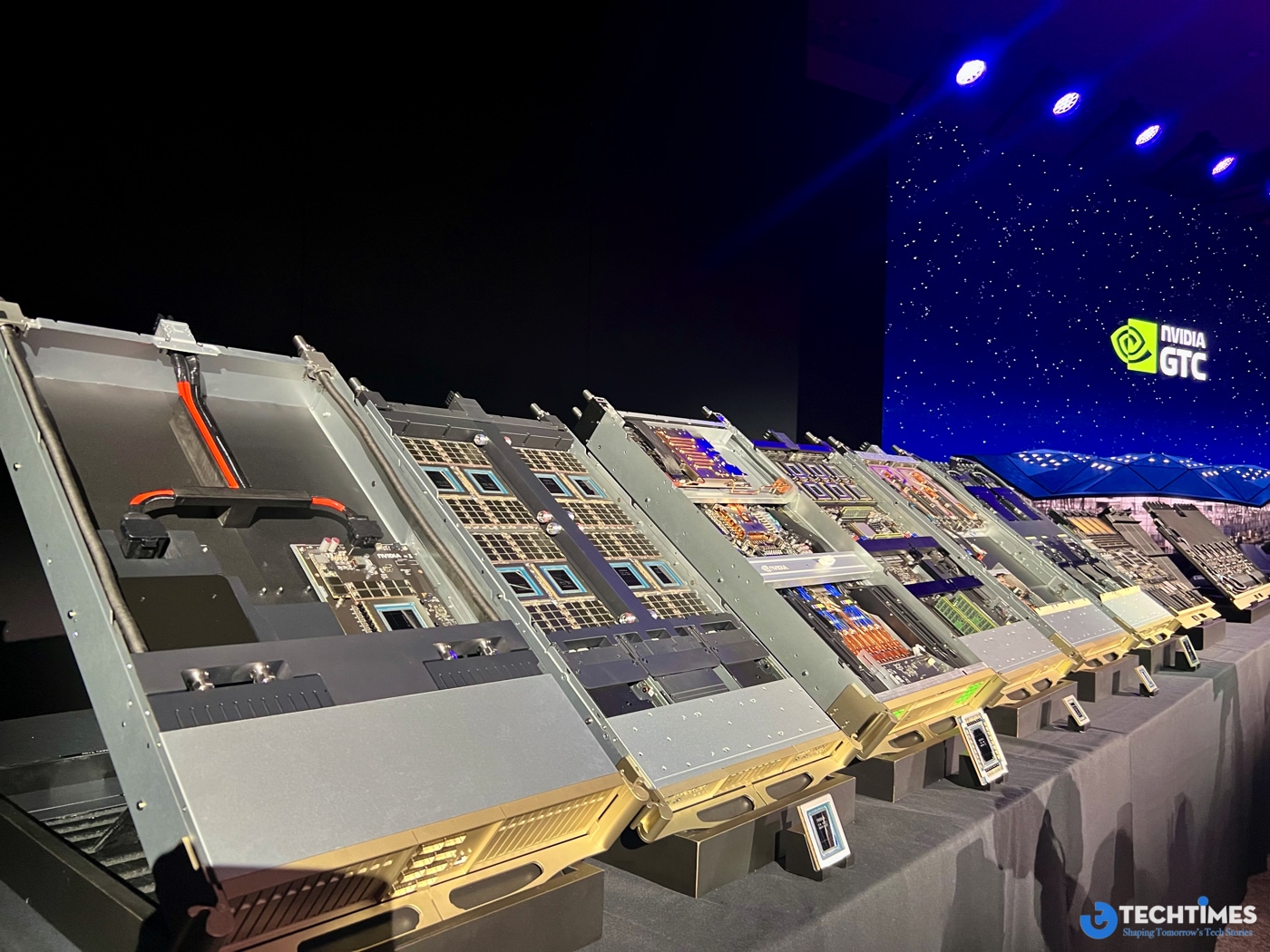 CEO NVIDIA Jensen Huang: Nhà máy AI Factory sẽ bùng nổ, con người sẽ bận rộn hơn chứ không bị AI "cướp mất công việc" TechTimes Vietnam Chính sự khác biệt này khiến NVIDIA tập trung mạnh vào việc tối ưu hiệu năng suy luận. Với kiến trúc GPU mới như NVIDIA Blackwell GPU architecture, công ty tuyên bố đã đạt bước tiến lớn về hiệu năng trên mỗi chi phí. Jensen Huang cho biết các hệ thống mới có thể mang lại hiệu năng suy luận cao hơn hàng chục lần so với thế hệ trước, đồng thời giảm đáng kể chi phí xử lý.