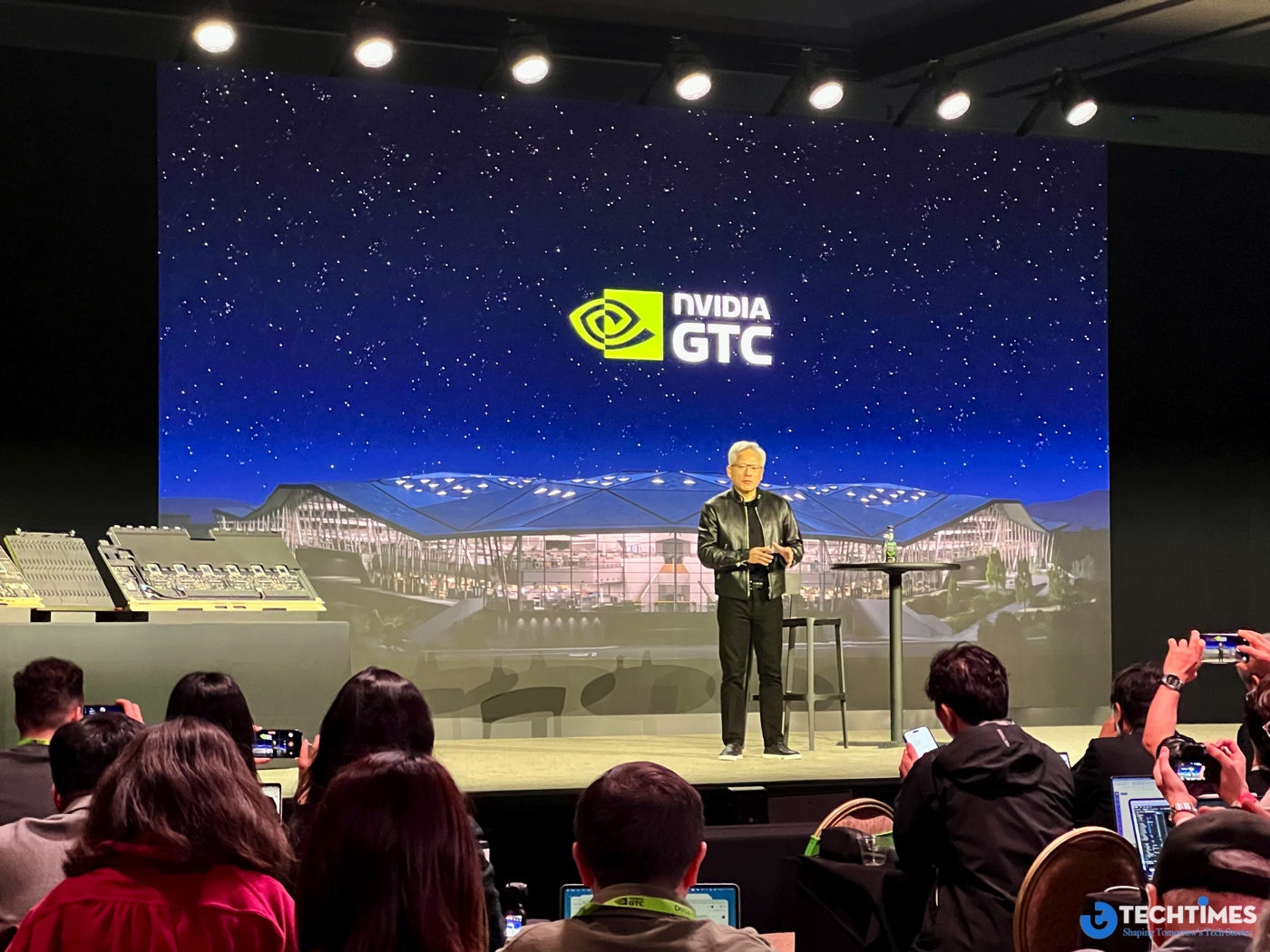 CEO NVIDIA Jensen Huang: Nhà máy AI Factory sẽ bùng nổ, con người sẽ bận rộn hơn chứ không bị AI "cướp mất công việc" TechTimes Vietnam CEO NVIDIA cho rằng, AI sẽ giúp chúng ta hoàn thành những việc mà trước đây mất hàng tuần mà bây giờ chỉ trong vài phút.