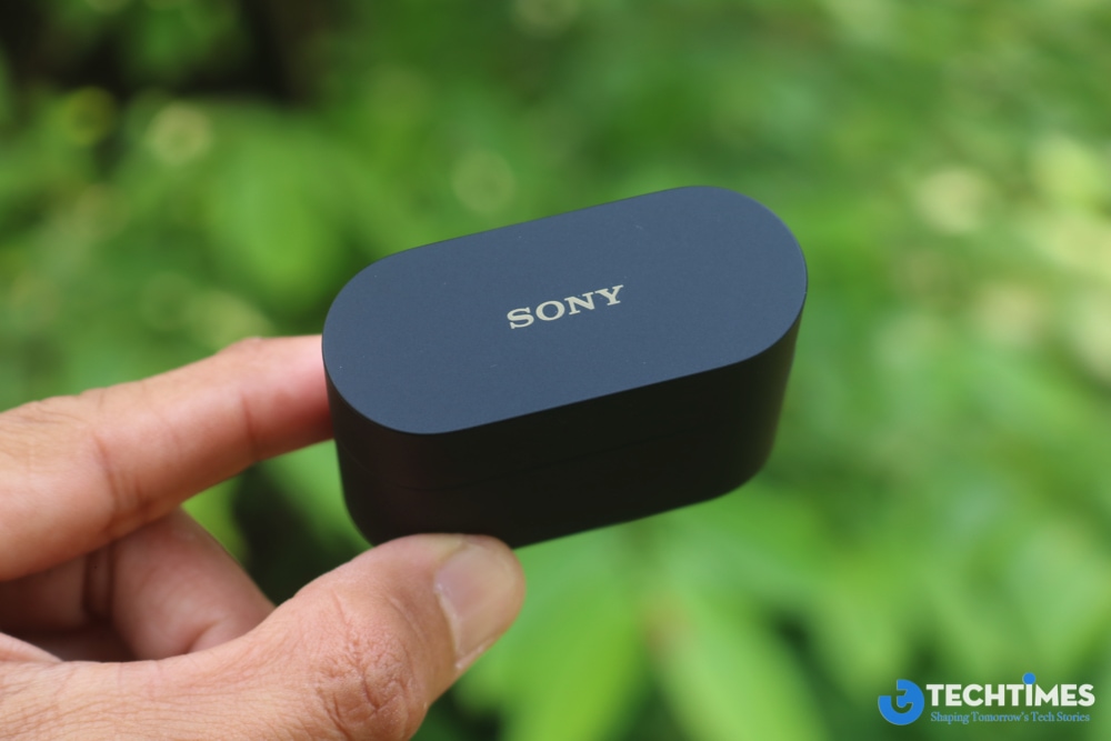 Cảm nhận đầu tiên khi mở hộp WF-1000XM6 là sự quen thuộc đặc trưng của Sony, nhưng đi kèm với đó là cảm giác hoàn thiện cao hơn. Hộp sạc vẫn giữ thiết kế bo tròn quen thuộc, nhưng bản lề được gia cố chắc chắn hơn, mang lại độ tin cậy khi sử dụng lâu dài. Đây là một chi tiết nhỏ, nhưng phản ánh rõ cách Sony tiếp cận sản phẩm: cải thiện những thứ người dùng thực sự chạm vào mỗi ngày.