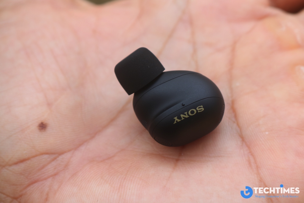 Phần tai nghe được thu gọn đáng kể so với thế hệ trước, giúp tổng thể trở nên gọn gàng và cân đối hơn. Khi cầm trên tay, lớp hoàn thiện nhám mang lại cảm giác cao cấp, đồng thời hạn chế bám vân tay – một điểm cộng trong sử dụng thực tế. Tuy nhiên, Sony không chạy theo xu hướng “siêu nhỏ gọn” mà vẫn giữ kích thước đủ lớn để tối ưu không gian cho driver và hệ thống chống ồn. Đây là một lựa chọn có chủ đích, đặt hiệu năng lên trên yếu tố thẩm mỹ thuần túy.