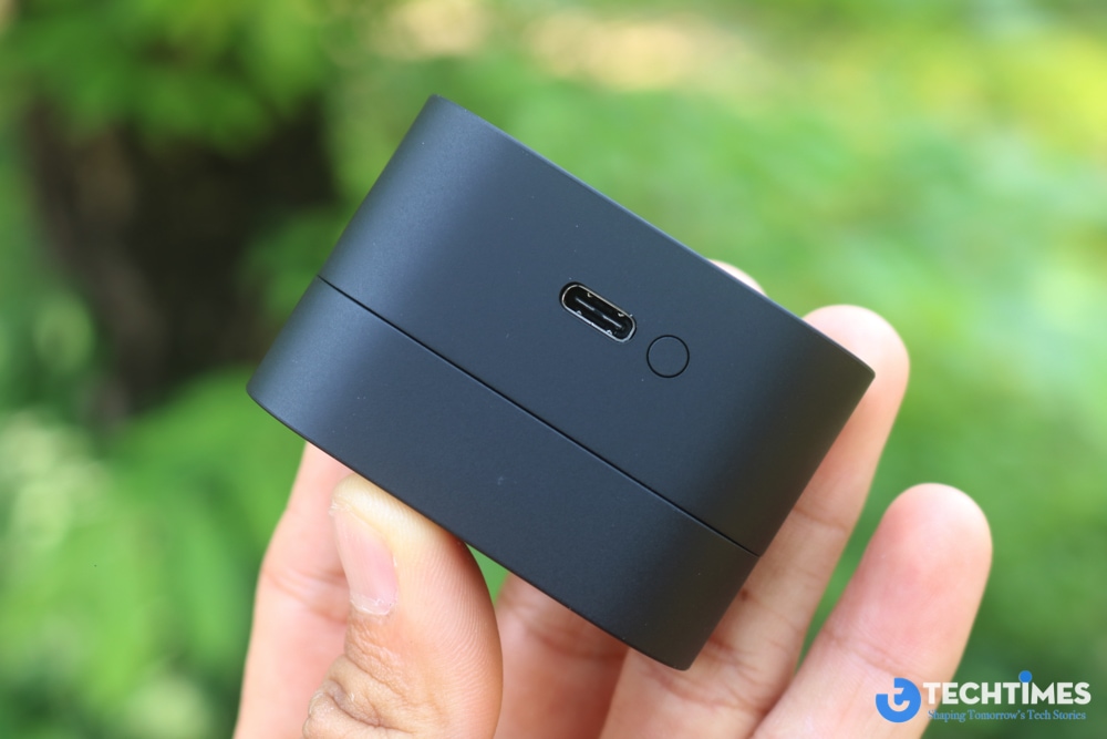 Cổng USB-C tích hợp giúp sạc nhanh tai nghe dễ dàng.