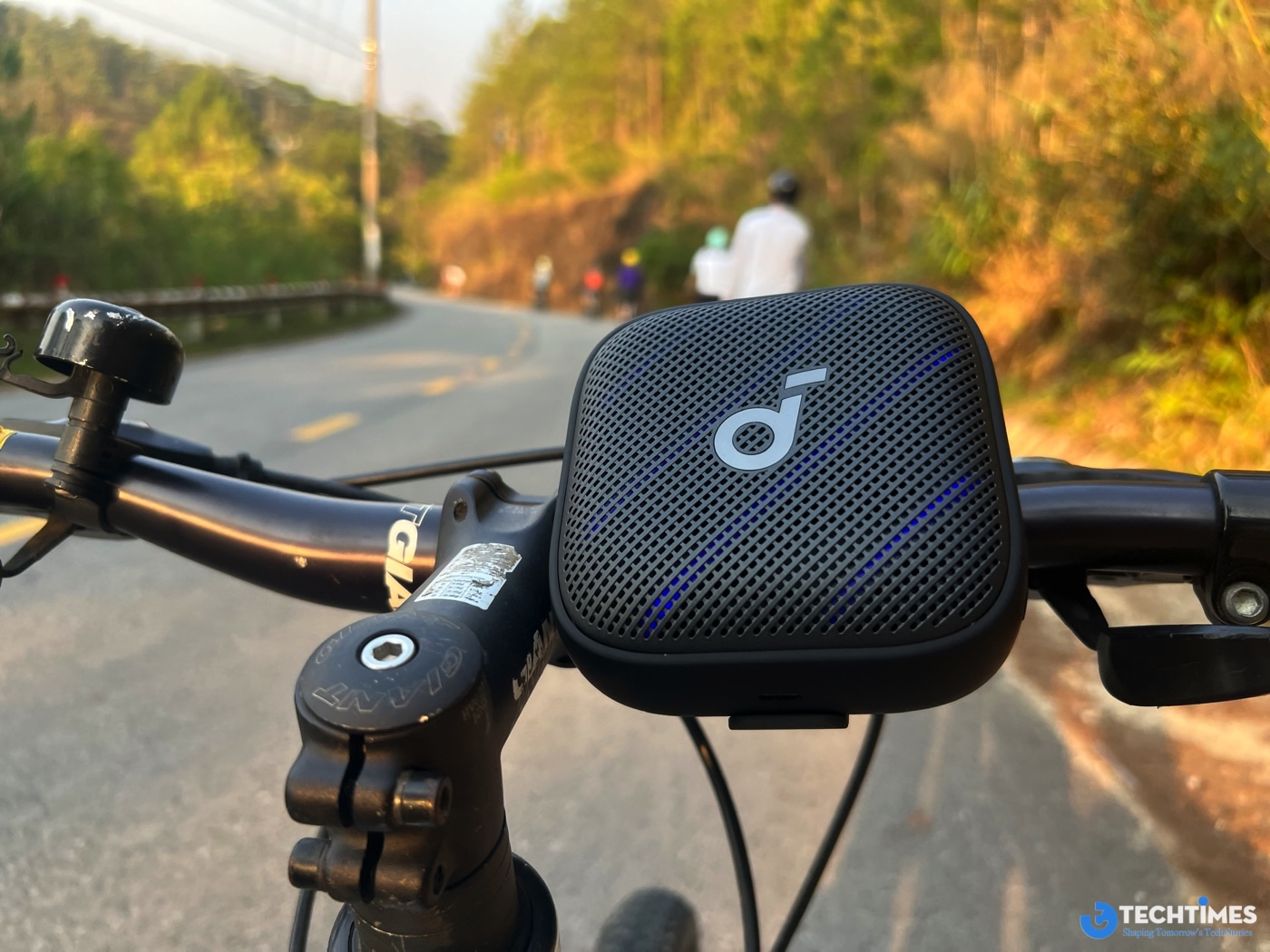 Trong điều kiện sử dụng thực tế tại Dalat Ultra Trail, loa hoàn toàn đủ sức “trụ” qua một ngày hoạt động nếu không bật âm lượng tối đa liên tục. Khi mở lớn âm lượng và bật đèn, thời lượng pin rơi vào khoảng 6 tiếng – khá sát với công bố của hãng.