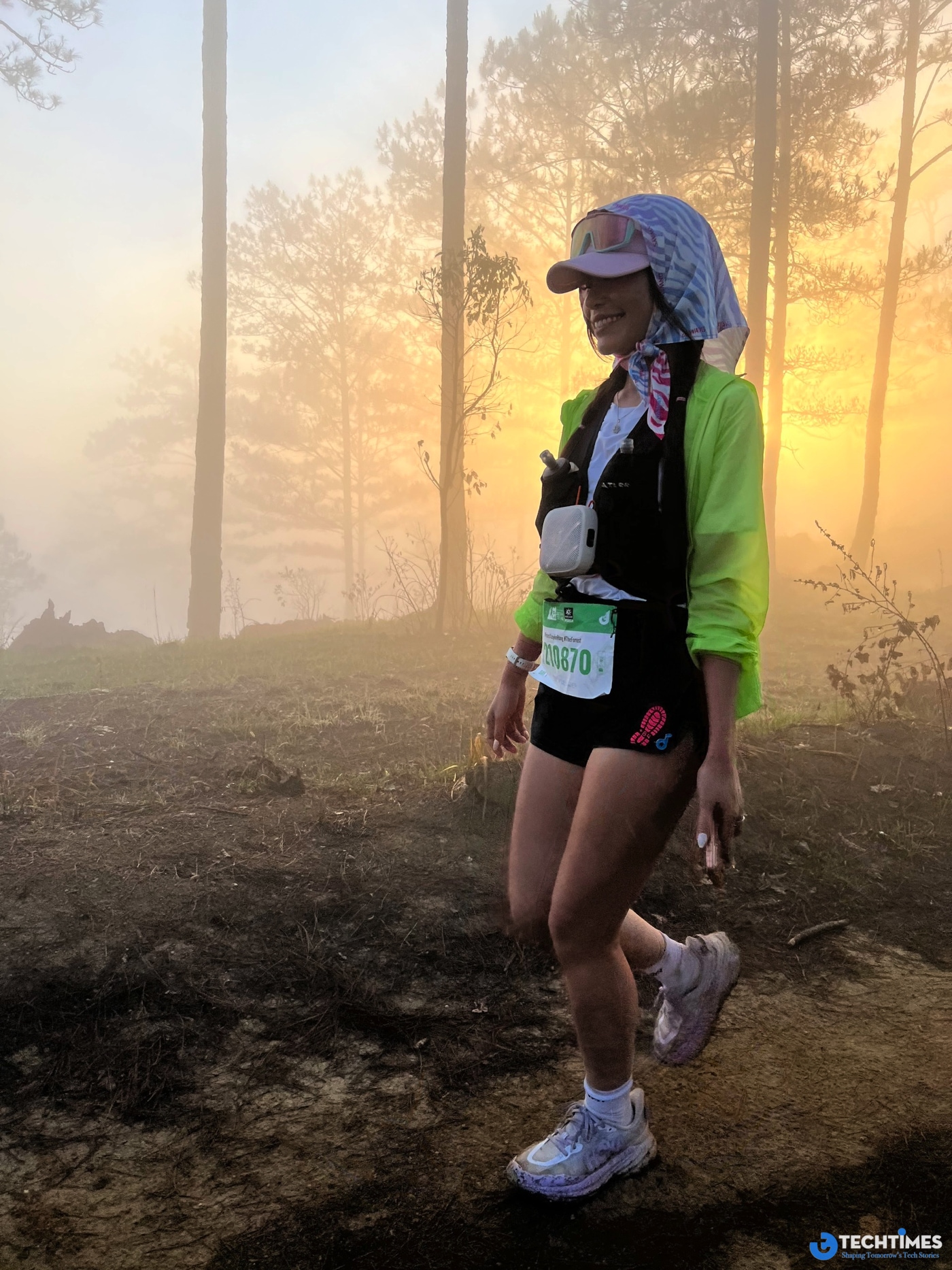 Ấn tượng đầu tiên là kích thước cực kỳ nhỏ gọn, cầm vừa lòng bàn tay, nặng khoảng 380g nên gần như không tạo thêm gánh nặng khi trekking hay di chuyển liên tục. Trong suốt hành trình, việc móc loa vào balo, ghi đông xe hay thậm chí treo lên cành cây khi nghỉ chân đều rất nhanh nhờ dây đeo silicon tích hợp sẵn.