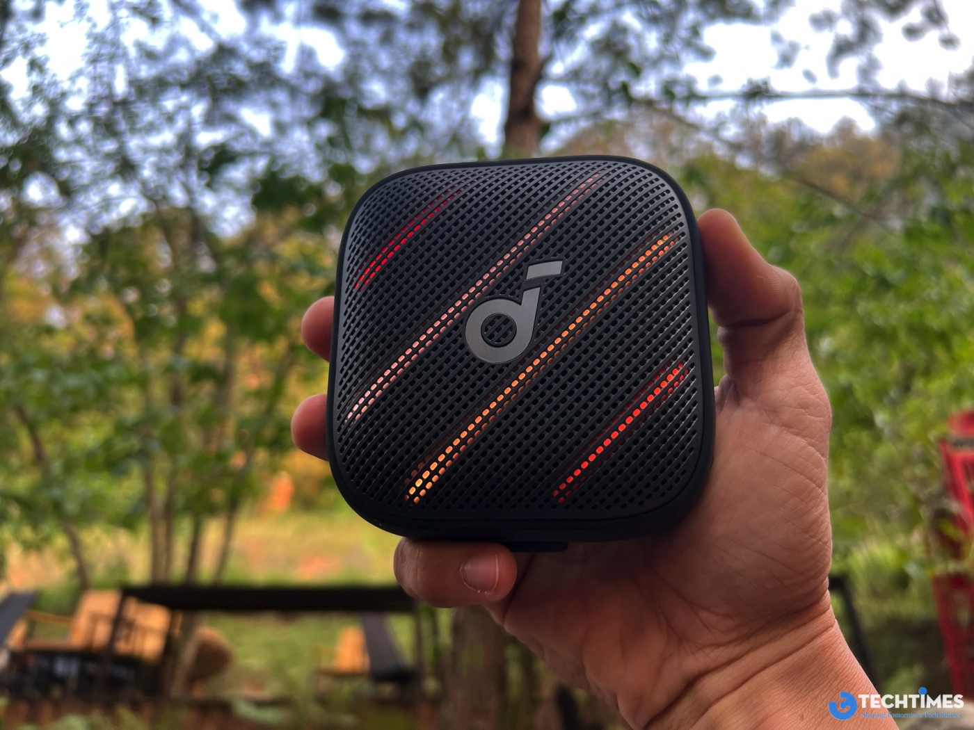 Một điểm đáng chú ý trên Soundcore Boom Go 3i là khả năng hỗ trợ Auracast – công nghệ phát âm thanh qua Bluetooth thế hệ mới. Trong thực tế sử dụng tại Dalat Ultra Trail, tính năng này mở ra một kịch bản khá thú vị: nhiều người có thể cùng kết nối vào một nguồn phát để nghe chung nội dung, hoặc ghép nhiều loa lại để tạo không gian âm thanh rộng hơn mà không cần dây nối phức tạp. Khi đi theo nhóm, việc đồng bộ âm thanh giữa các thiết bị giúp trải nghiệm trở nên “có không khí” hơn, đặc biệt trong những buổi nghỉ chân hay cắm trại. Đây là một nâng cấp nhỏ nhưng cho thấy hướng đi rõ ràng của các thiết bị audio di động trong việc kết nối và chia sẻ trải nghiệm theo nhóm.