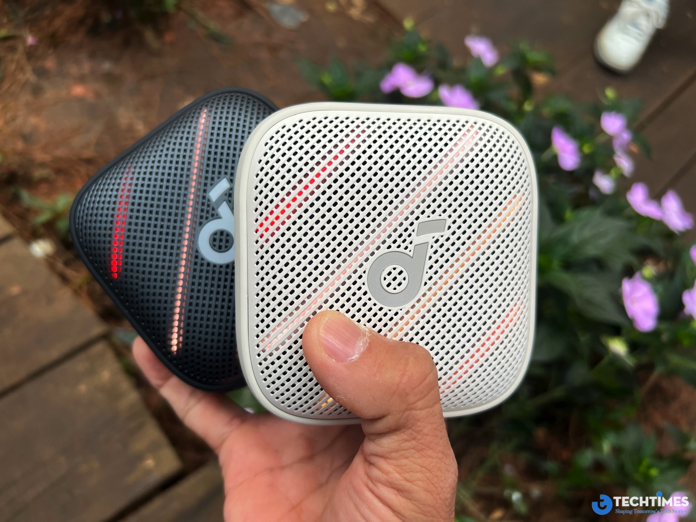 Thiết kế hướng đến môi trường ngoài trời khá rõ ràng: chuẩn kháng nước và bụi IP68 giúp thiết bị “sống sót” tốt trong điều kiện mưa nhẹ, bùn đất hay thậm chí vô tình rơi xuống nước. Với địa hình đặc trưng của Dalat Ultra Trail – nhiều đoạn ẩm ướt, trơn trượt (mùa mưa) hoặc bụi bặm ở các đoạn đang thi công mù mịt đất đỏ thì đây là điểm cộng rất lớn.