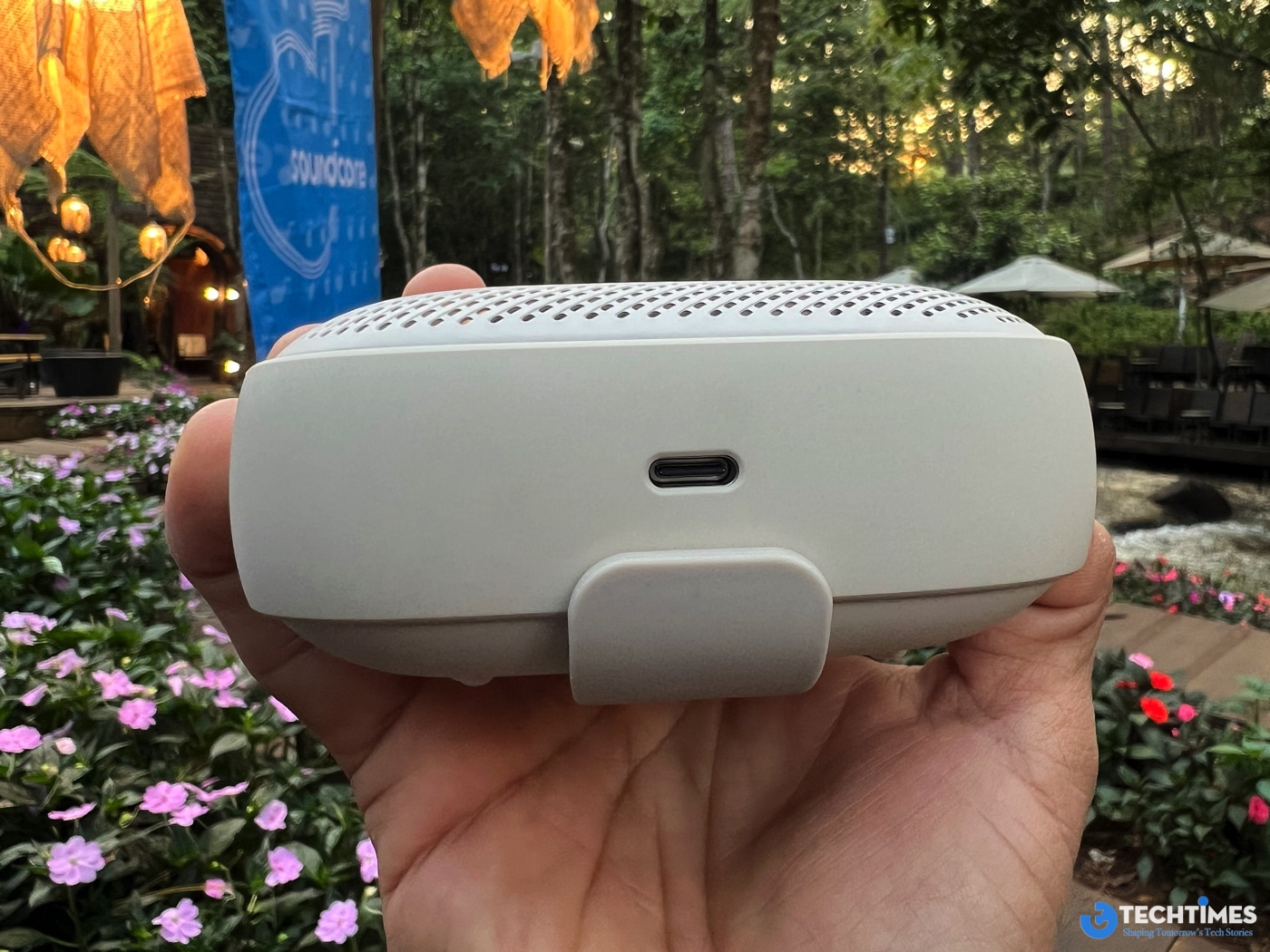 Ngoài ra, cổng USB-C còn có thể dùng để sạc ngược cho điện thoại, giúp “cứu nguy” khi pin smartphone tụt nhanh giữa hành trình dài.